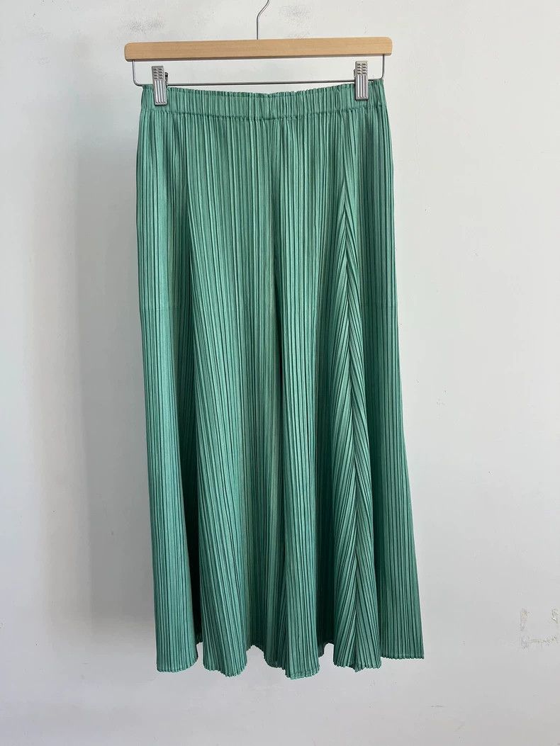 Issey Miyake Issey Miyake size:3 Green pleated skirt Size 22" - 2 Thumbnail