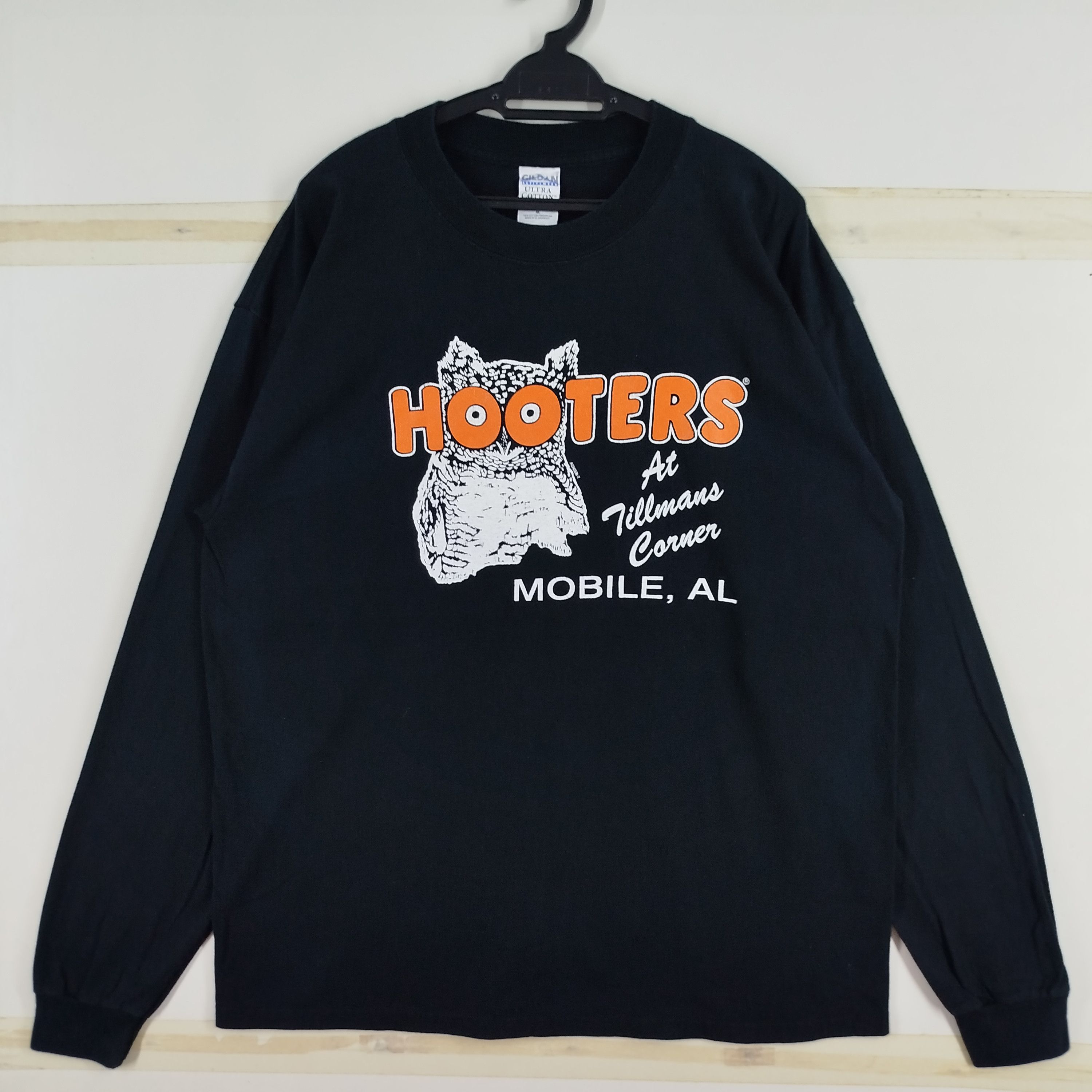 Designer Hooters Big Logo Mobile AL Delightfully Tacky Yet Unrefined Size US XL / EU 56 / 4 - 1 Thumbnail