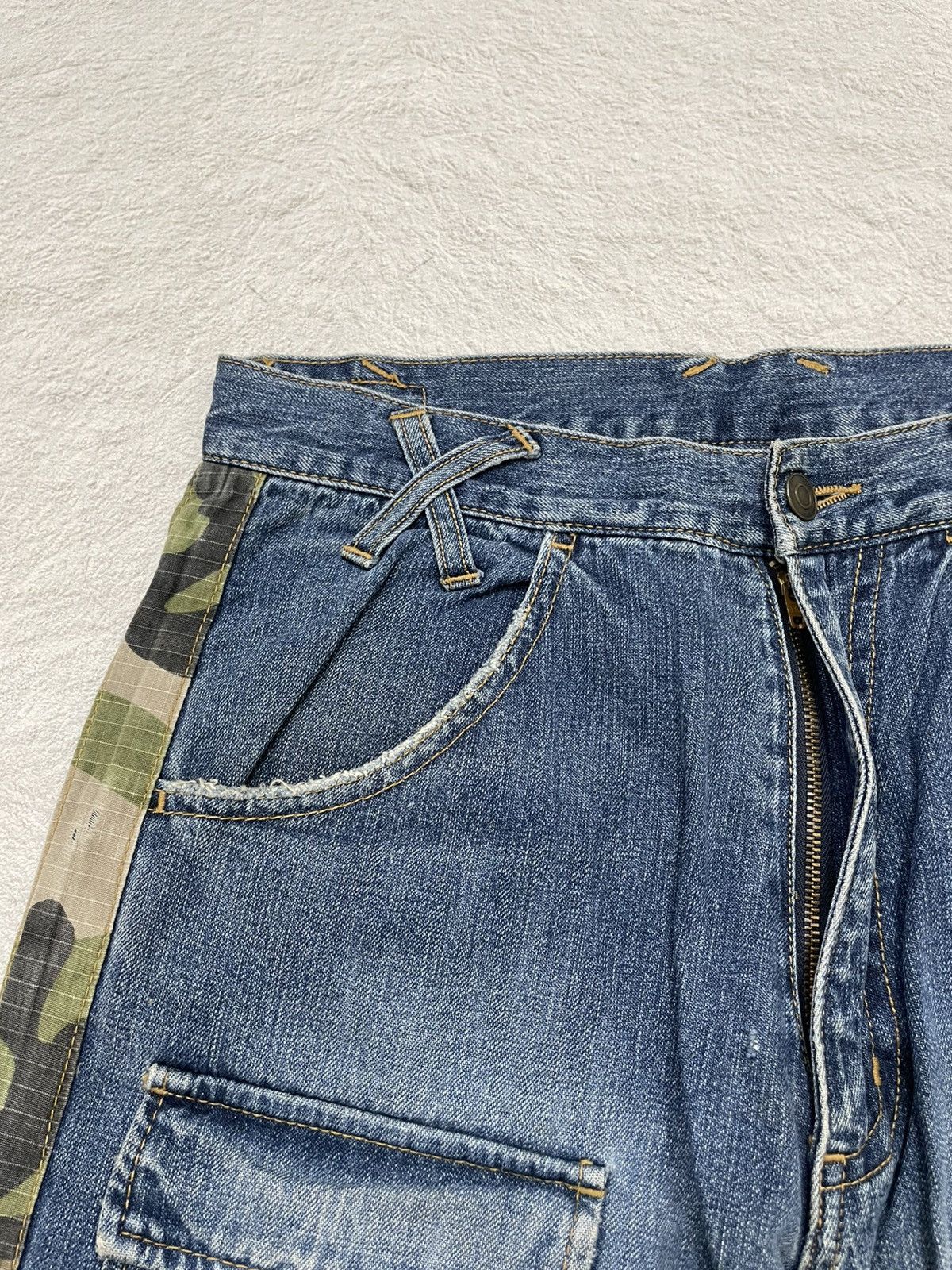 Japanese Brand 2000s Patchwork Denim Cargo Jeans with Camo Panels Size US 30 / EU 46 - 4 Thumbnail
