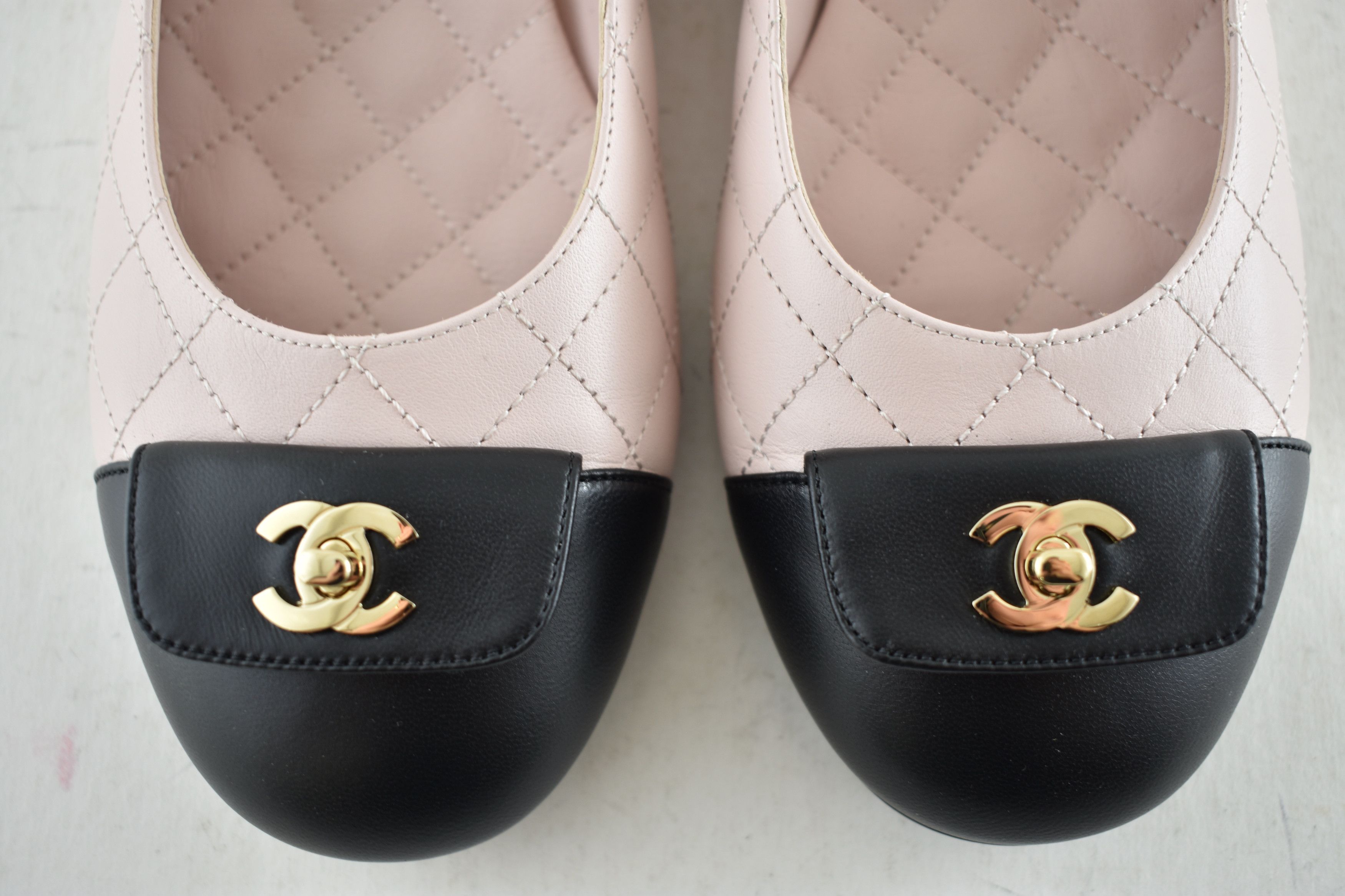 Chanel Chanel 24B Pink Black Turnlock Gold CC Logo Ballet Flat 38 Size US 8 / IT 38 - 10 Thumbnail