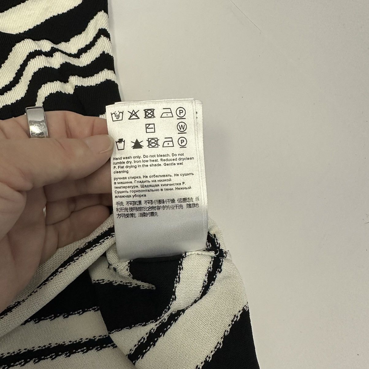Escada Escada Stralon Black & White V-Neck Pullover - Size Small Size S / US 4 / IT 40 - 9 Thumbnail