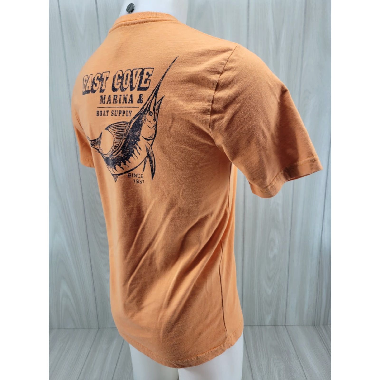 Izod IZOD Saltwater Shirt Mens S Orange Short Sleeve Marlin East Cove Marina Shirt Men Short Sleeve Crew Neck Logo 90s Beach Fish Catch The Wave Size US S / EU 44-46 / 1 - 5 Thumbnail
