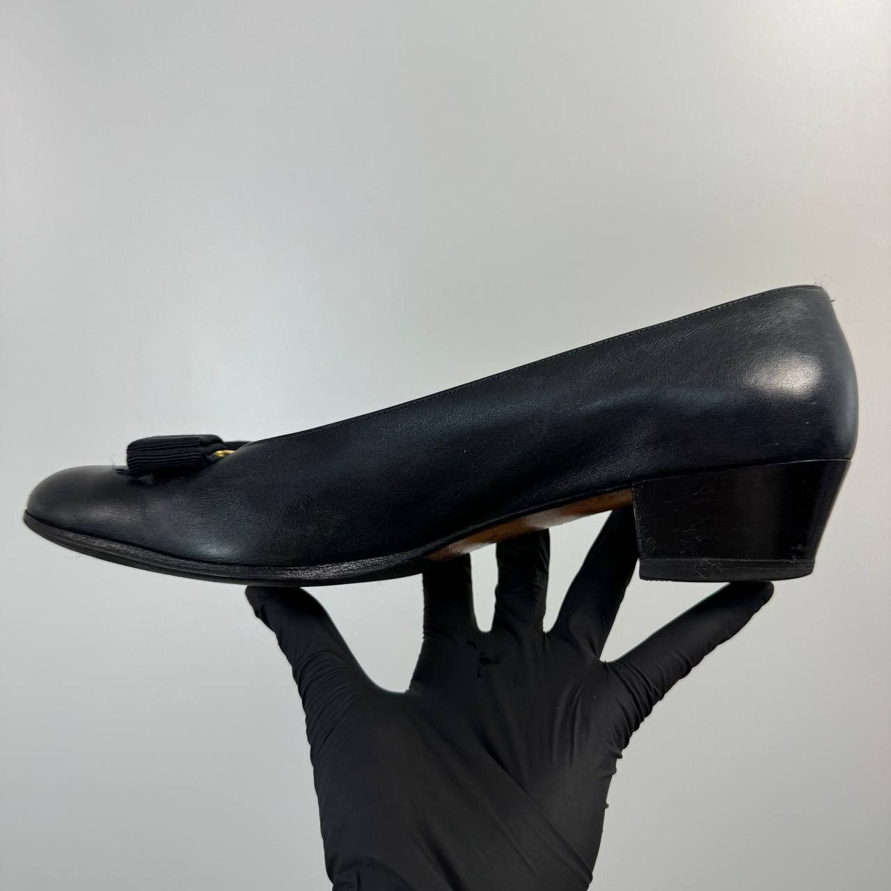 Salvatore Ferragamo Salvatore Ferragamo Boutique Vara Bow Leather Size 7 Size US 7 / IT 37 - 4 Thumbnail