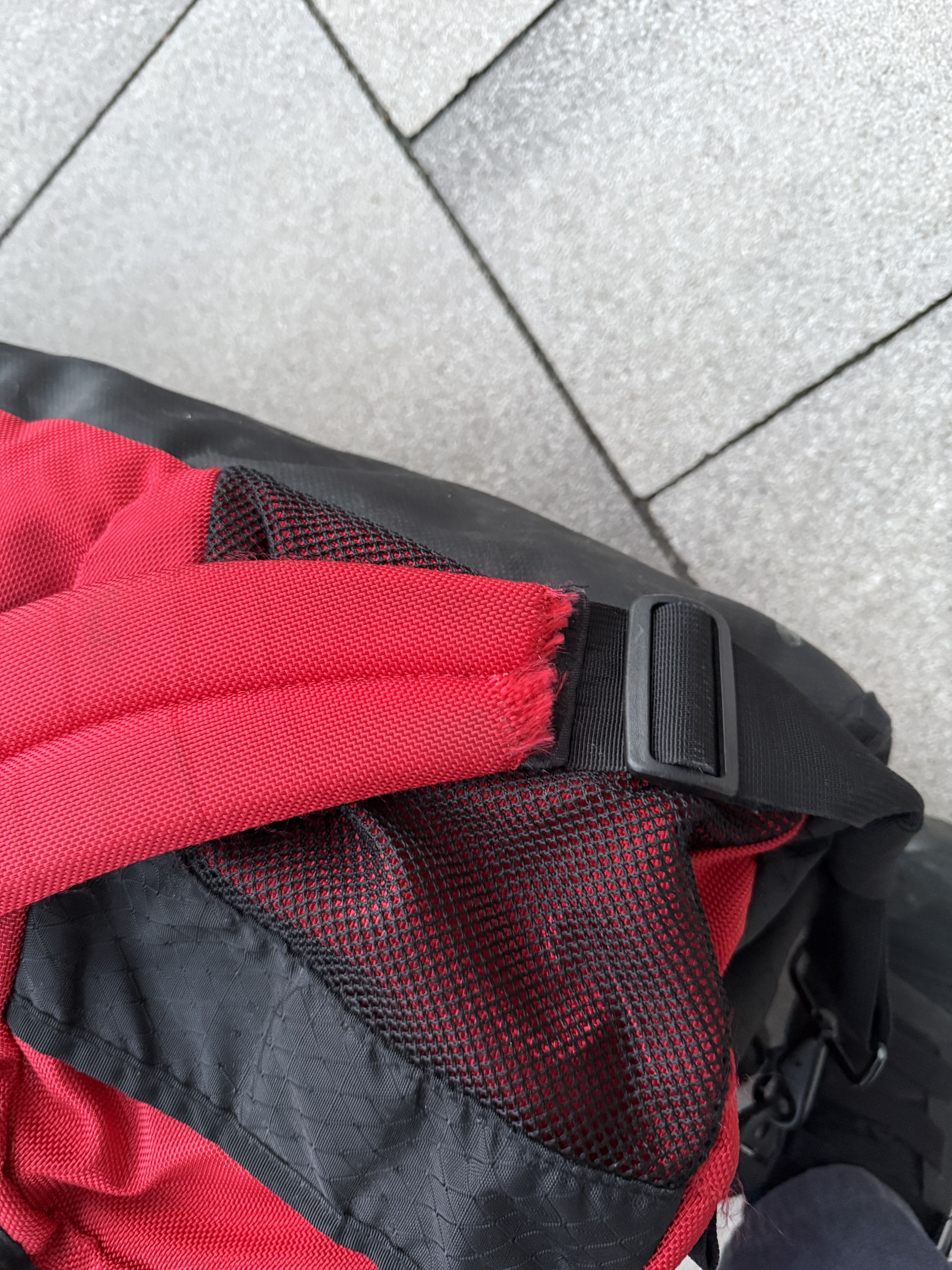 Oakley × Vintage Vintage Y2K Oakley Icon 2.0 Duffle Bag Size ONE SIZE - 17 Thumbnail