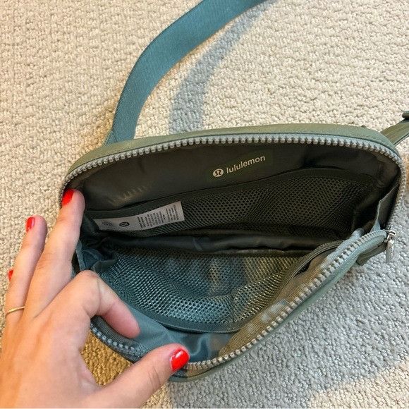 Lululemon New Lululemon Wear everywhere Belt Bag Green Size ONE SIZE - 12 Thumbnail