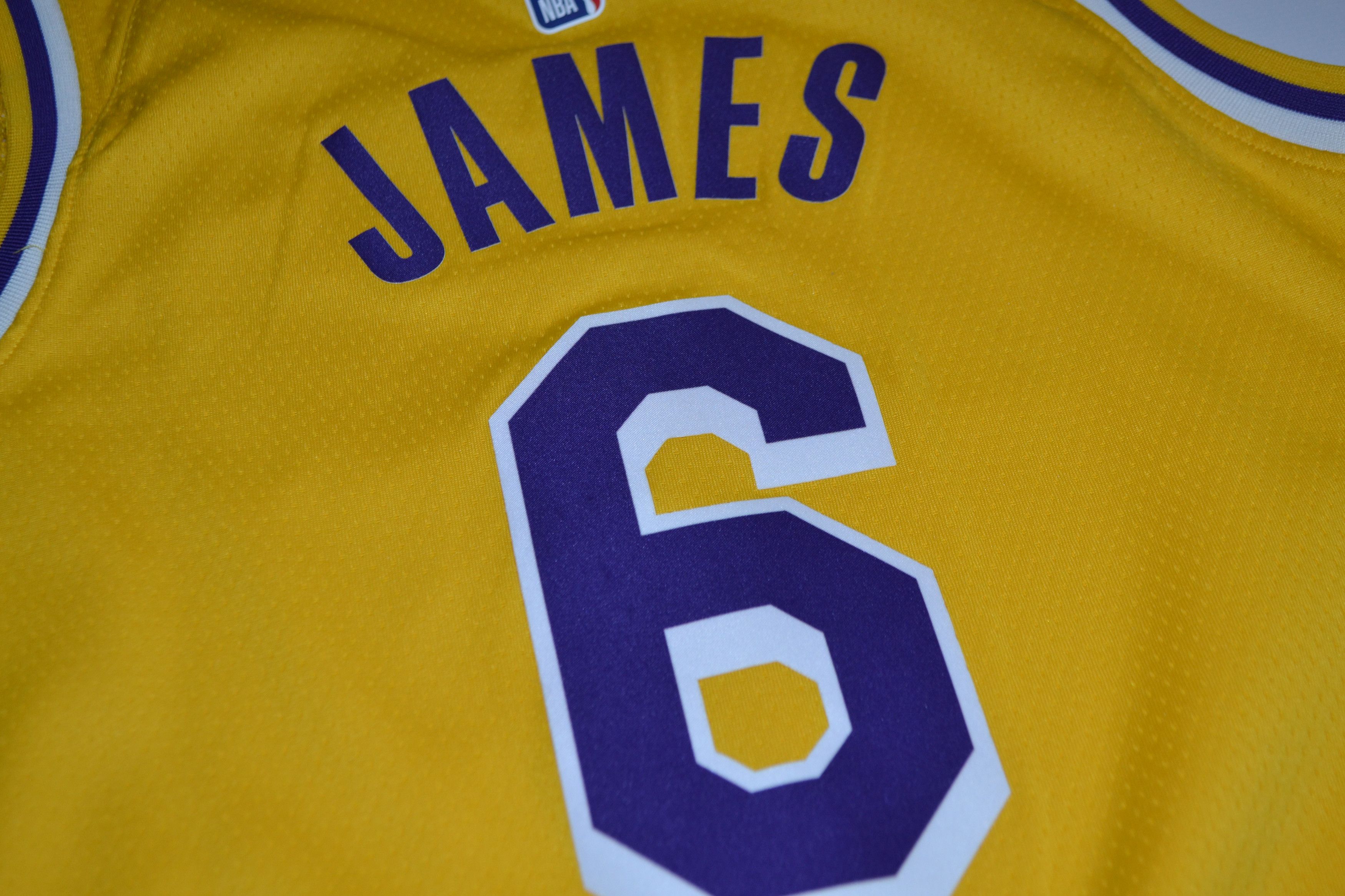 Nike Los Angeles Lakers Lebron James NBA Swingman Jersey Size US S / EU 44-46 / 1 - 8 Thumbnail