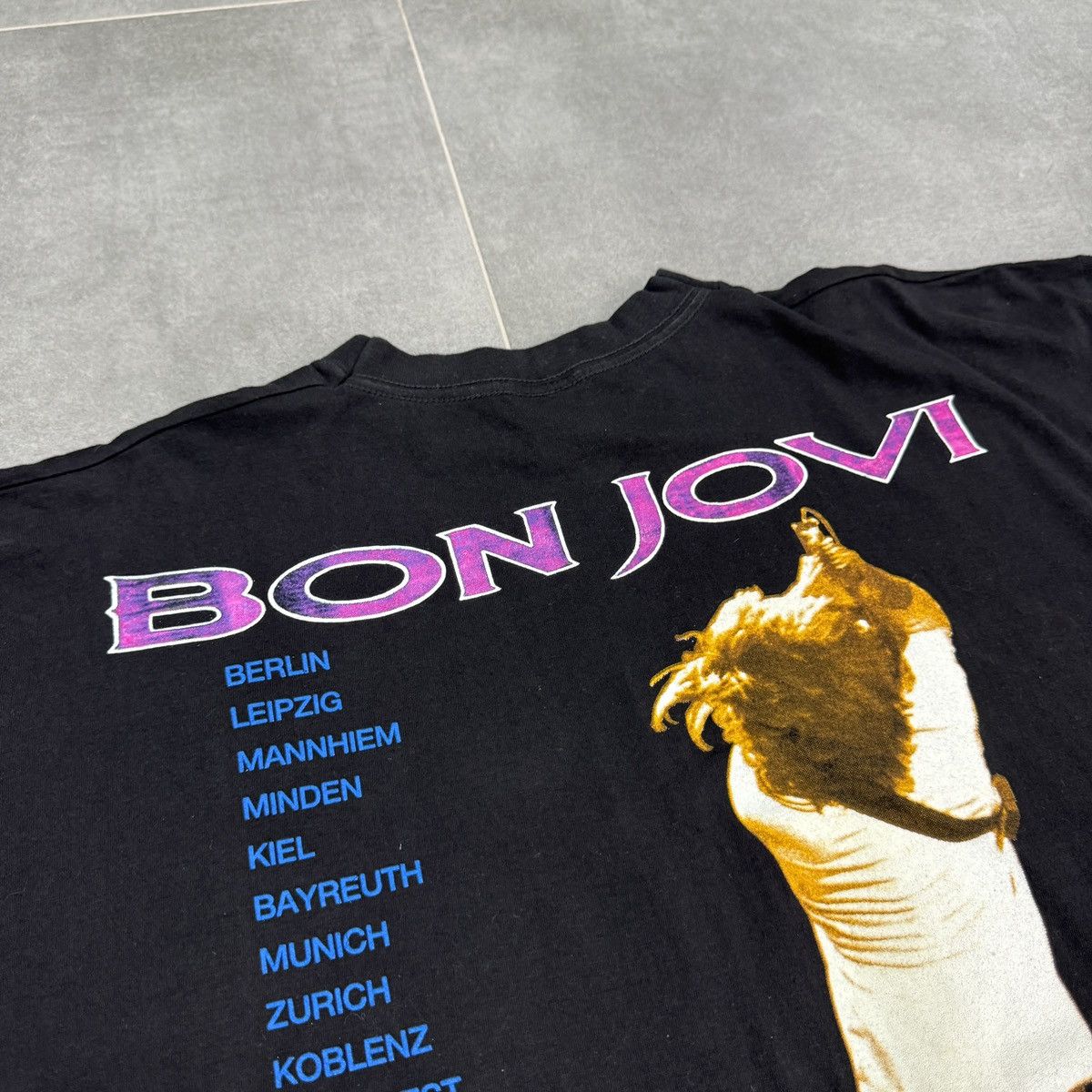 Bon Jovi Vintage Bon Jovi World Tour 1993 Band Tee T-Shirt Men Size US XL / EU 56 / 4 - 17 Thumbnail