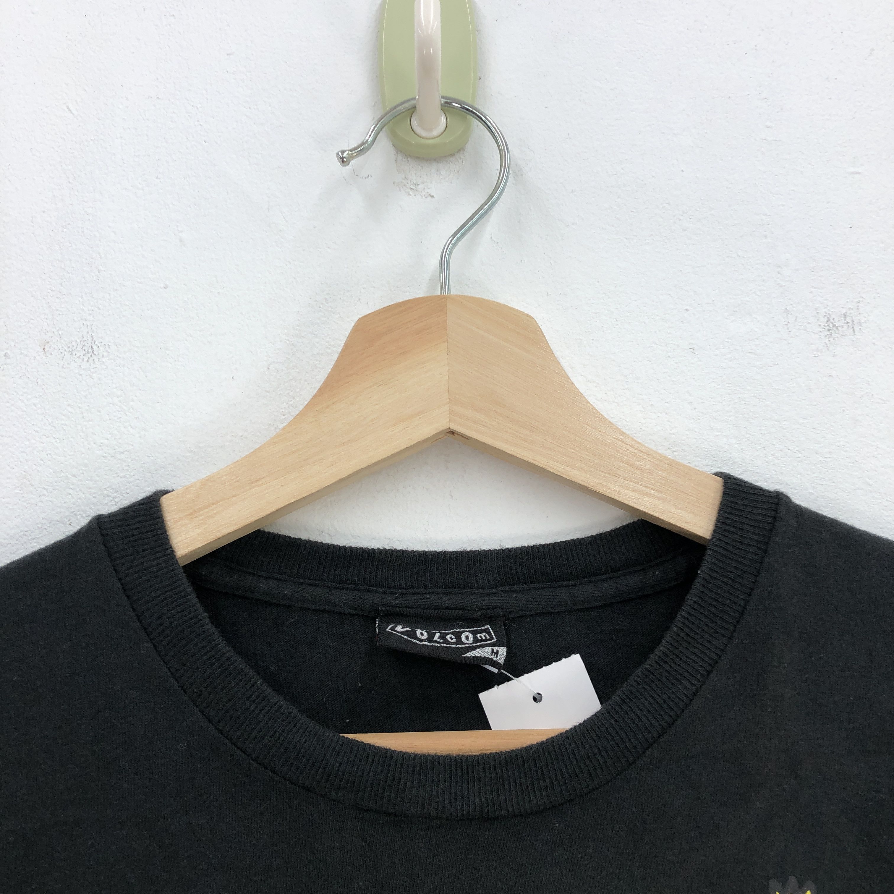 Vintage Vintage Y2K Volcom T Shirt Embrace Change Surfwear Tees Size S / US 4 / IT 40 - 3 Thumbnail