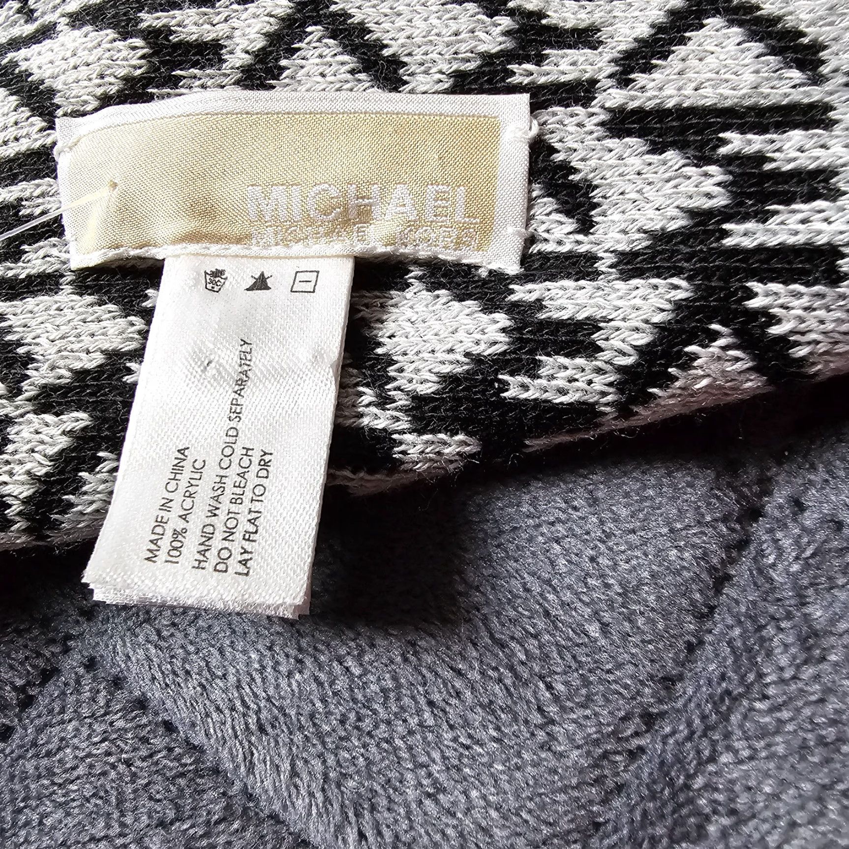 Michael Kors MICHAEL KORS Scarf Logo Print Acrylic Knit Black Red Ends 65" x 9" Unisex Size ONE SIZE - 4 Thumbnail