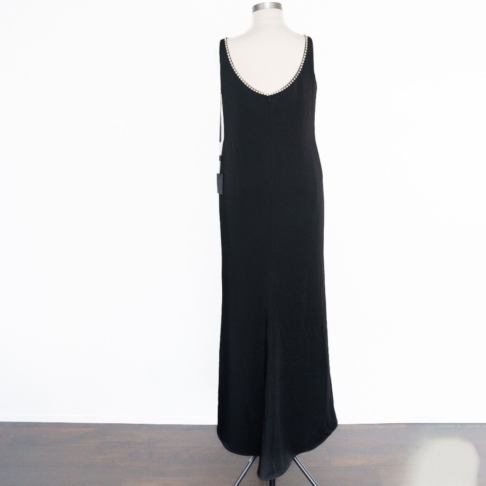 Designer Mac Duggal. Sleeveless Crystal Scoop Neckline Column Gown. Size XL / US 12-14 / IT 48-50 - 4 Thumbnail