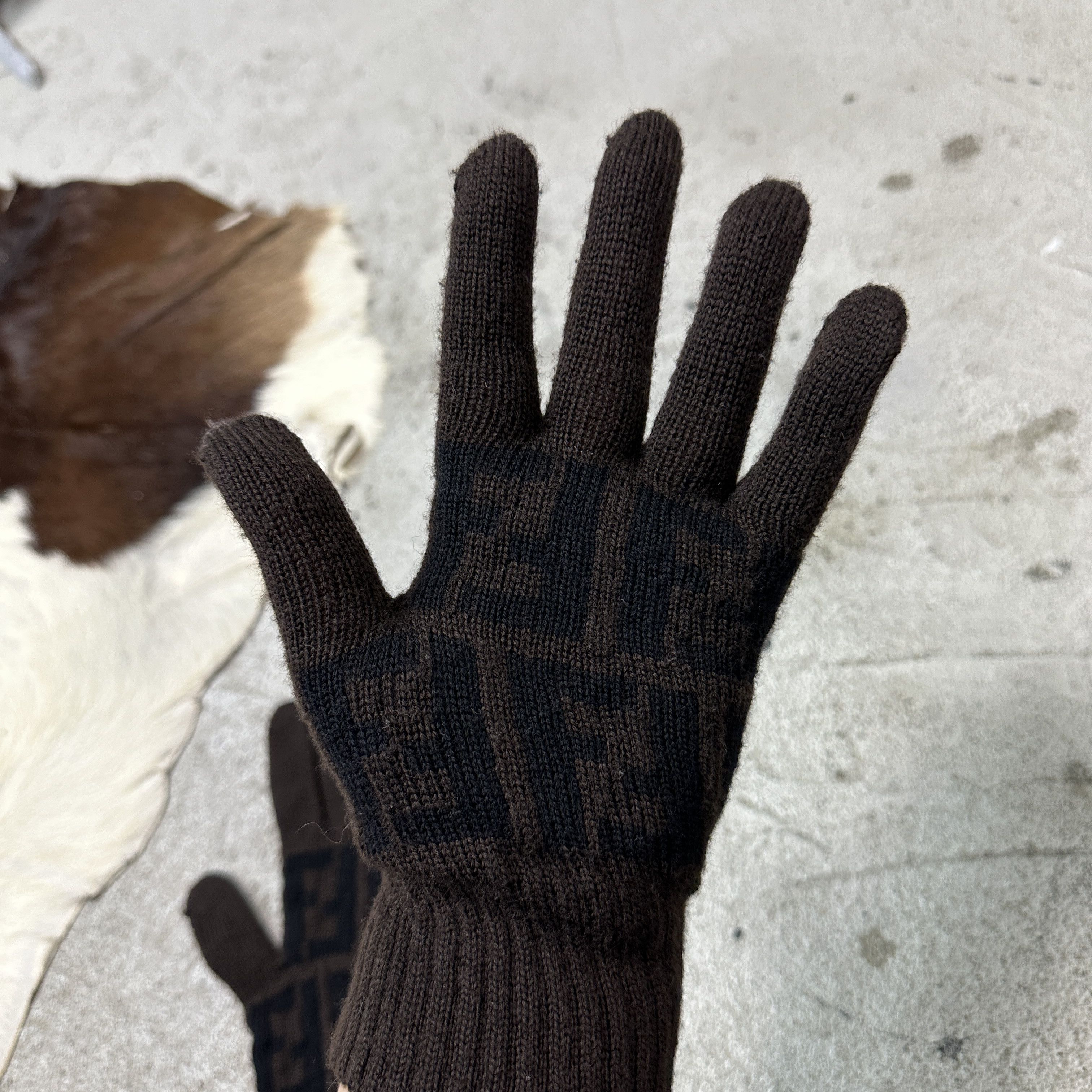 Fendi Vintage Outdoor Fendi Monogram Gloves Y2K Size ONE SIZE - 4 Thumbnail