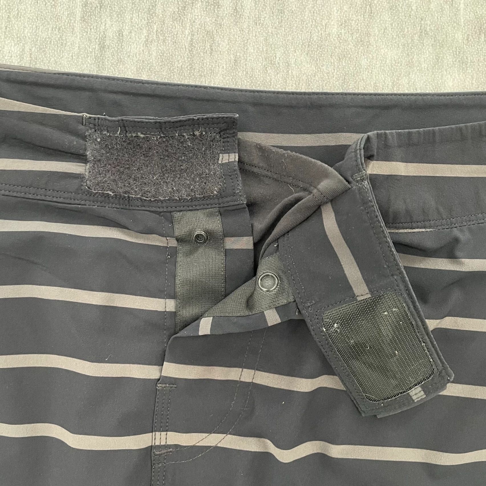 Lululemon Lululemon Shorts Adult 40 Black Gray Striped Pocket Mens Athletic Activewear Shorts Size US 40 / EU 56 - 4 Thumbnail