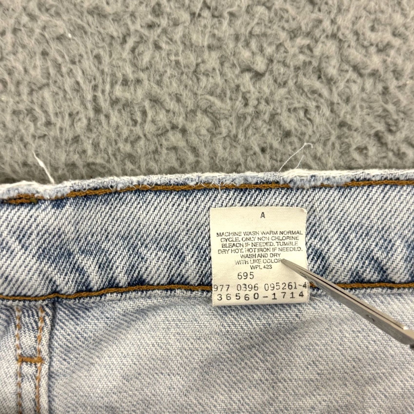 Levi's VINTAGE Levi's Shorts Mens 40 Blue 560 Loose Fit Denim 90s Baggy Jorts Orange Tab Bermuda Relaxed Size US 40 / EU 56 - 7 Thumbnail