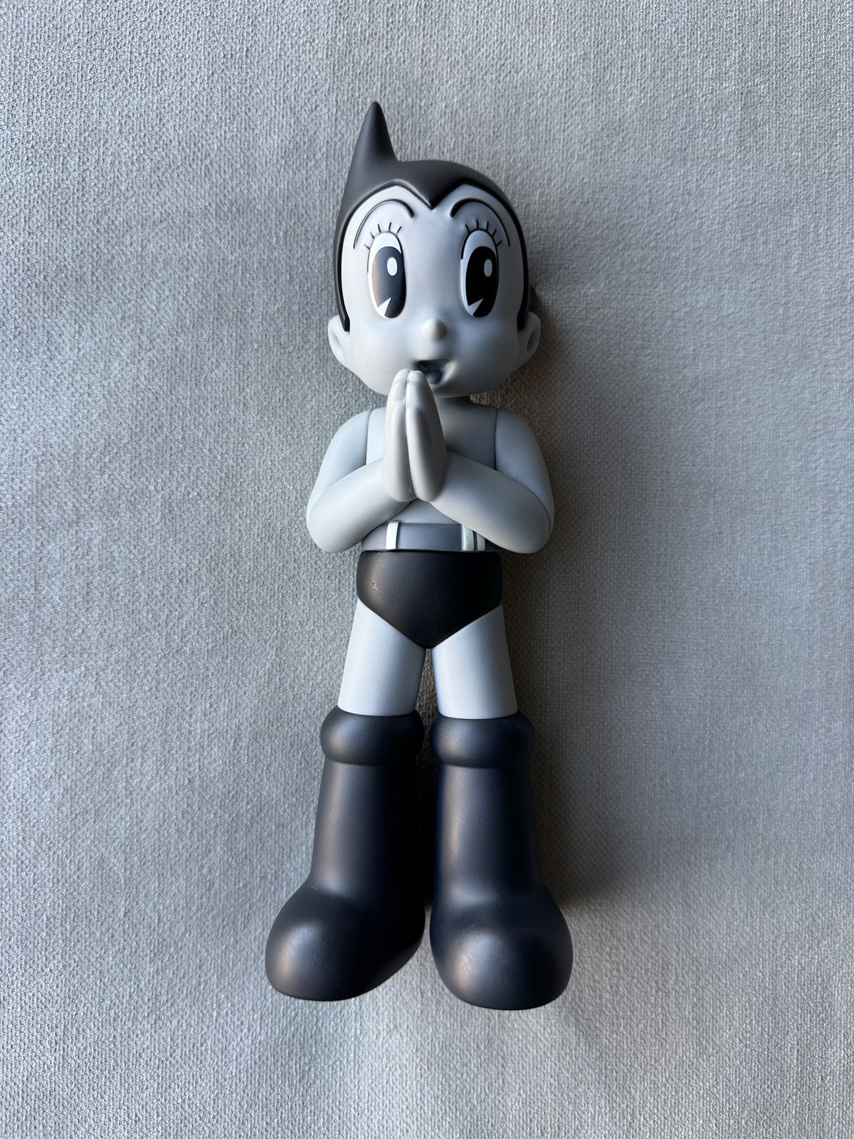 Other ToyQube Astro Boy Greeting Edition Mono Gray Vinyl Figure Size ONE SIZE - 1 Thumbnail