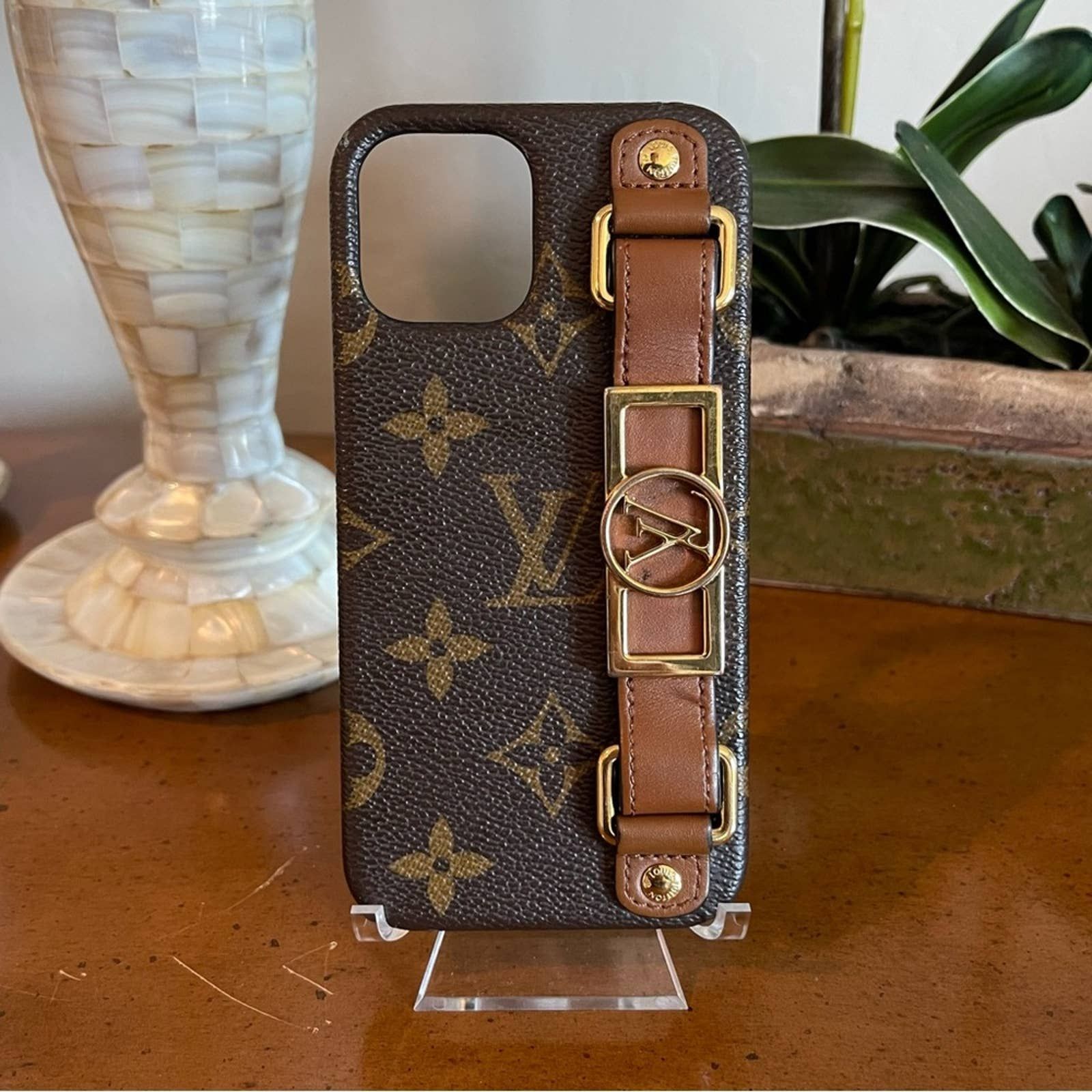 Louis Vuitton M69782 Bumper Dauphine iPhone 12/12 Pro Case