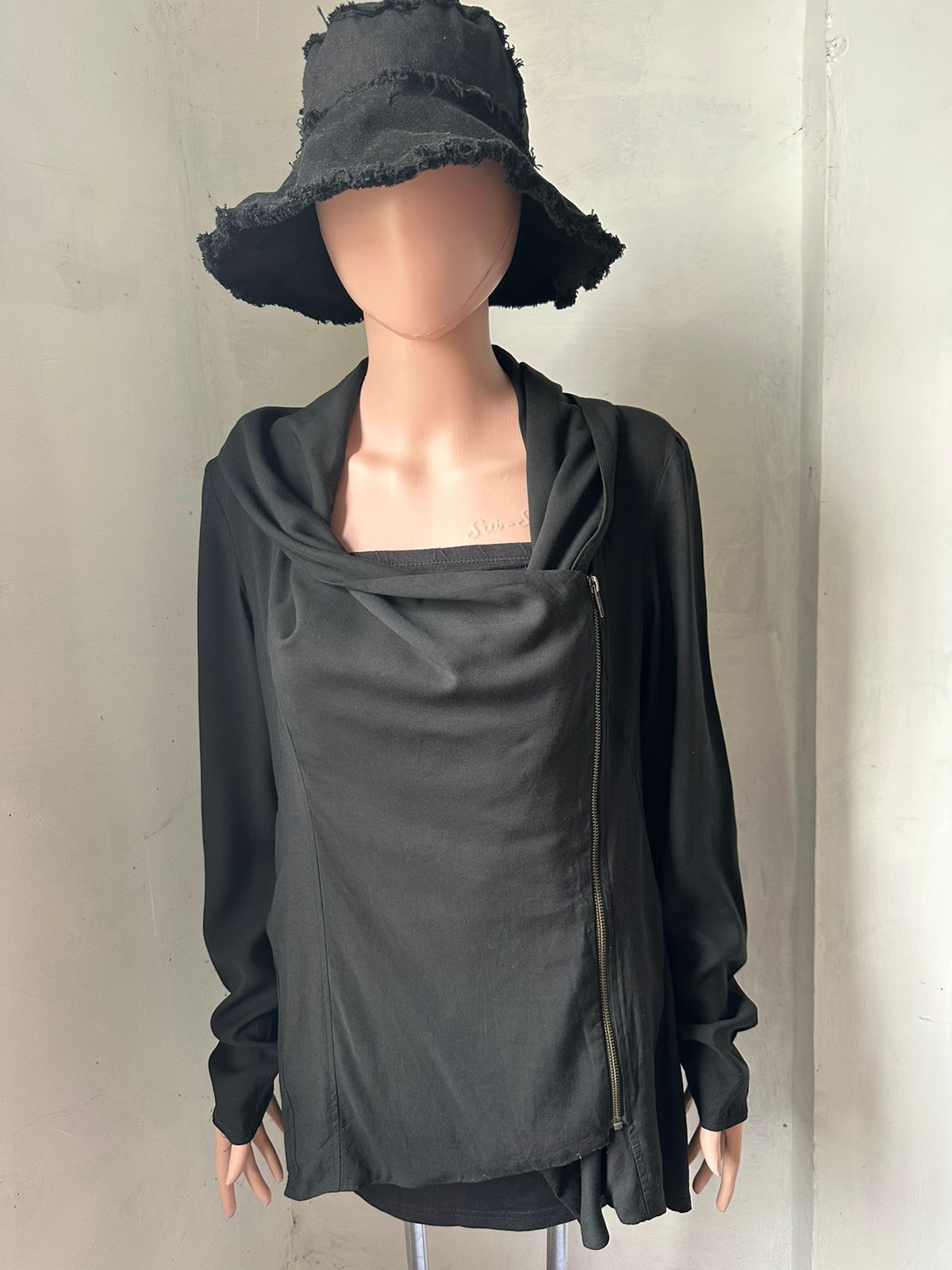 Helmut Lang Helmut Lang Asymmetric Jacket Size L / US 10 / IT 46 - 10 Thumbnail