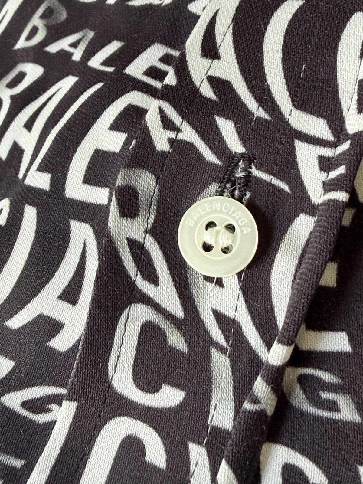 Balenciaga Balenciaga All-Over Logo Oversized Button-Down Shirt Size XXS / US 00 / IT 34 - 9 Thumbnail
