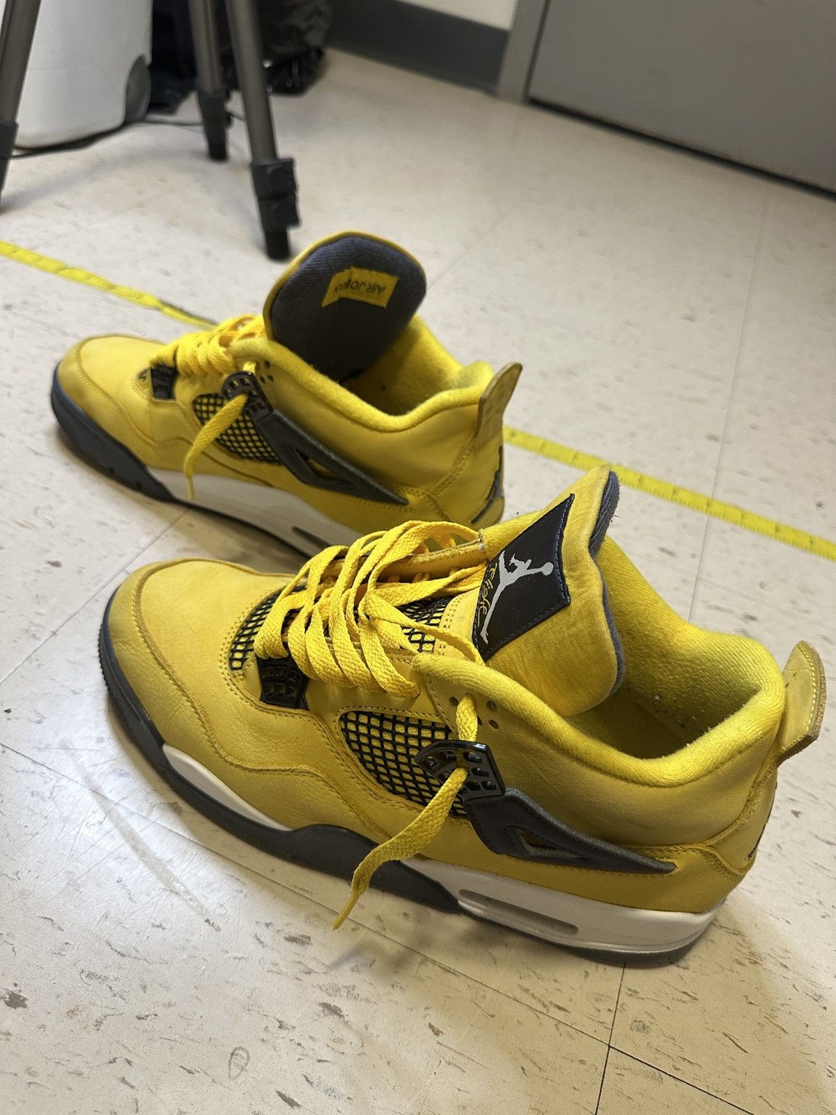 Jordan Brand × Nike Air Jordan 4 Lightning Size US 10.5 / EU 43-44 - 5 Thumbnail