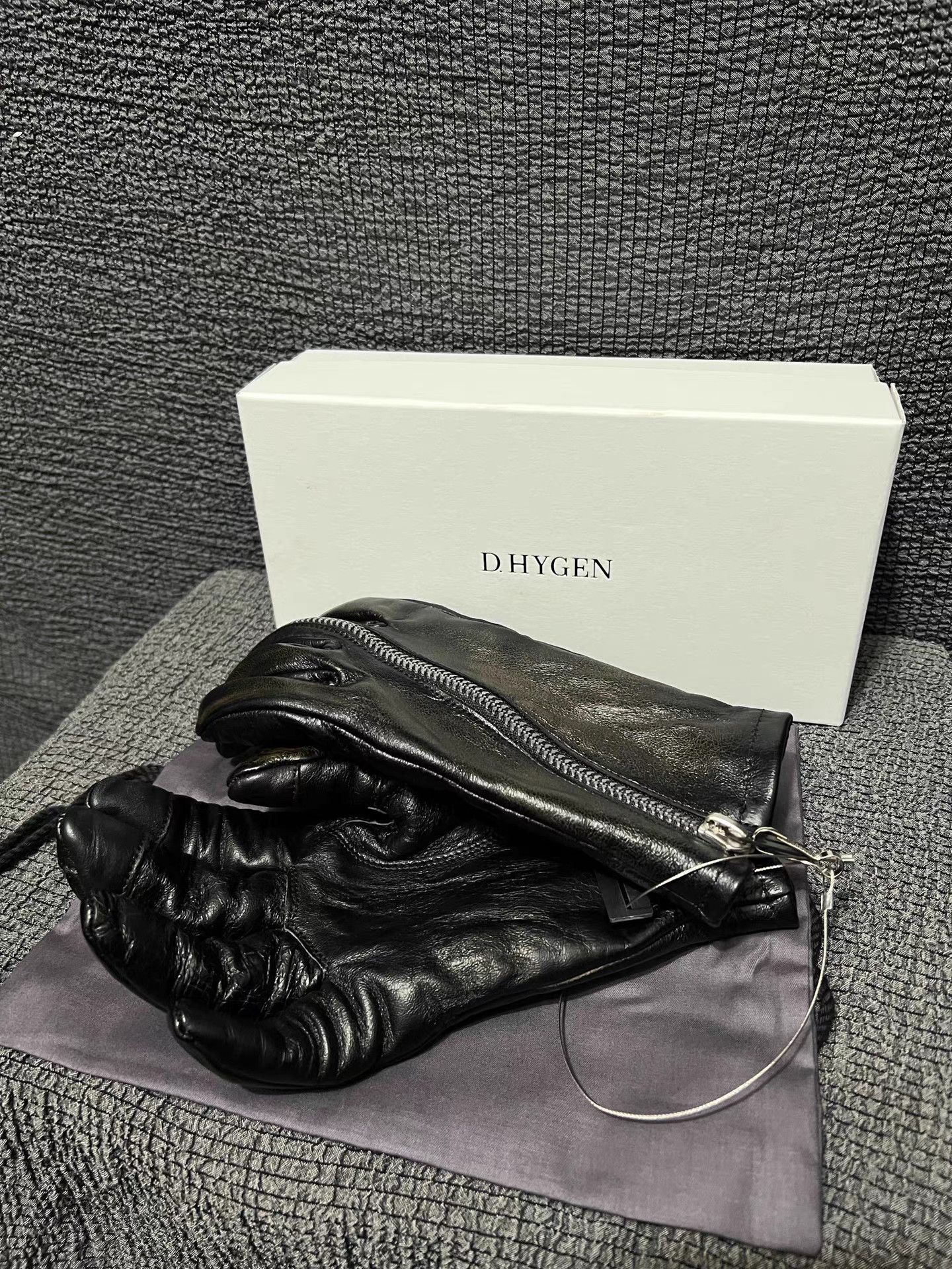 D.Hygen D.HYGEN avant-garde horsehide zip middle finger gloves Size ONE SIZE - 8 Thumbnail