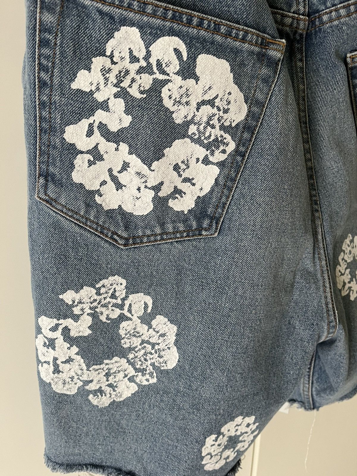 DENIM TEARS × Levi's Denim Tears x Levi’s - Cotton Wreath Shorts Light Wash Size US 32 / EU 48 - 6 Thumbnail
