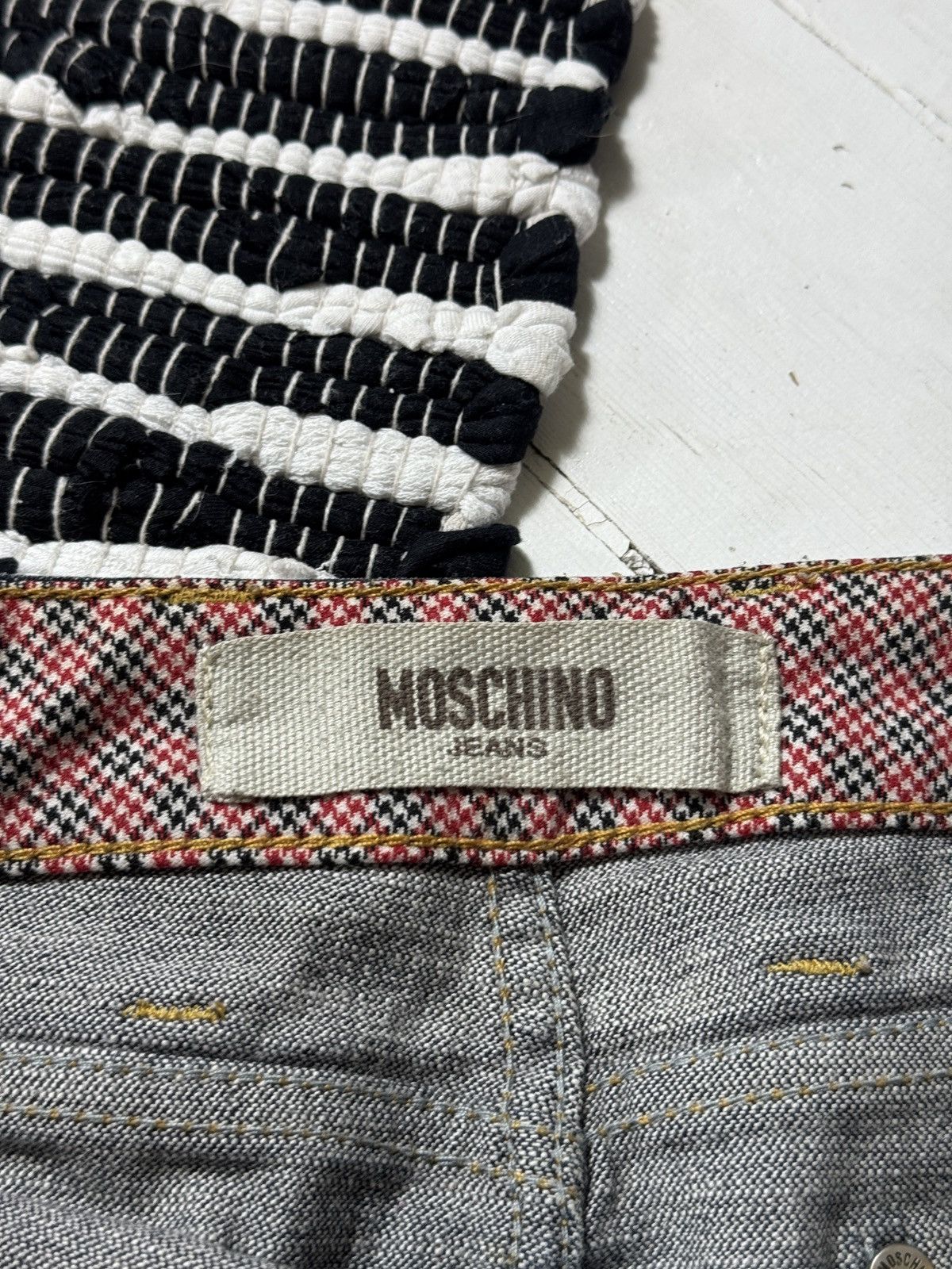 Moschino VINTAGE MOSCHINO JEANS WASHED STYLE MINI DENIM SKIRT Size 28" / US 6 / IT 42 - 10 Thumbnail