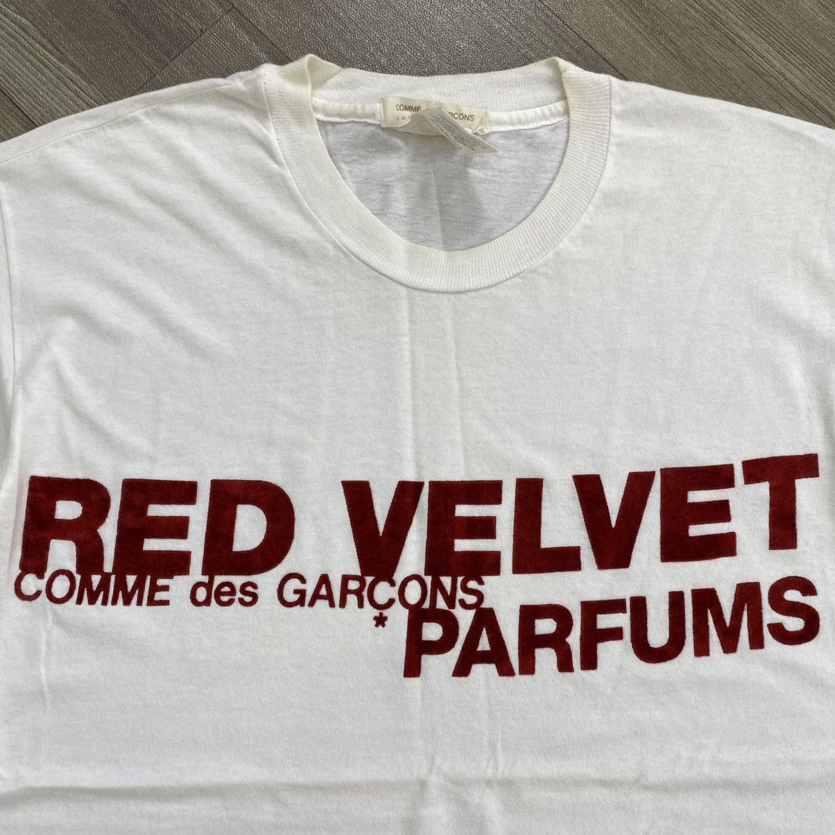 Comme des Garcons 🇯🇵 Vintage Comme des Garcons CDG Red Velvet Parfurm Tee Size US M / EU 48-50 / 2 - 3 Thumbnail