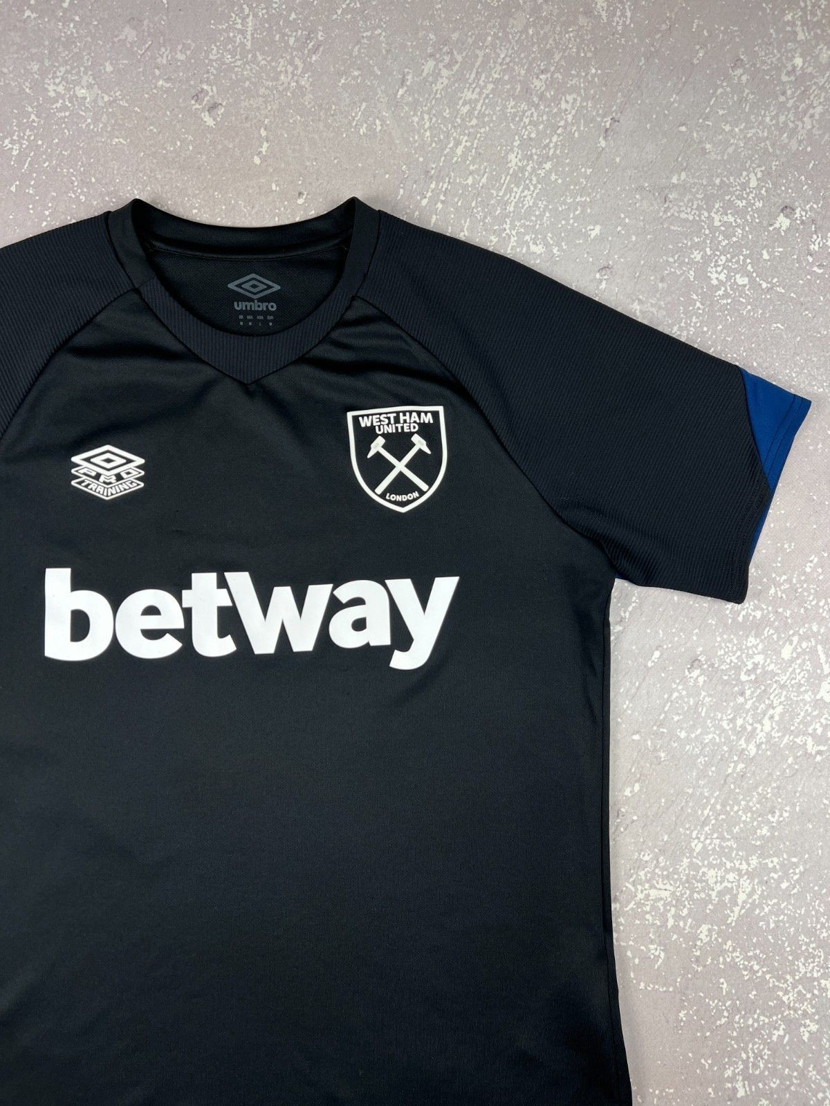 Umbro Umbro West Ham United FC Soccer jersey Football Shirt BLOKE Size US M / EU 48-50 / 2 - 2 Thumbnail