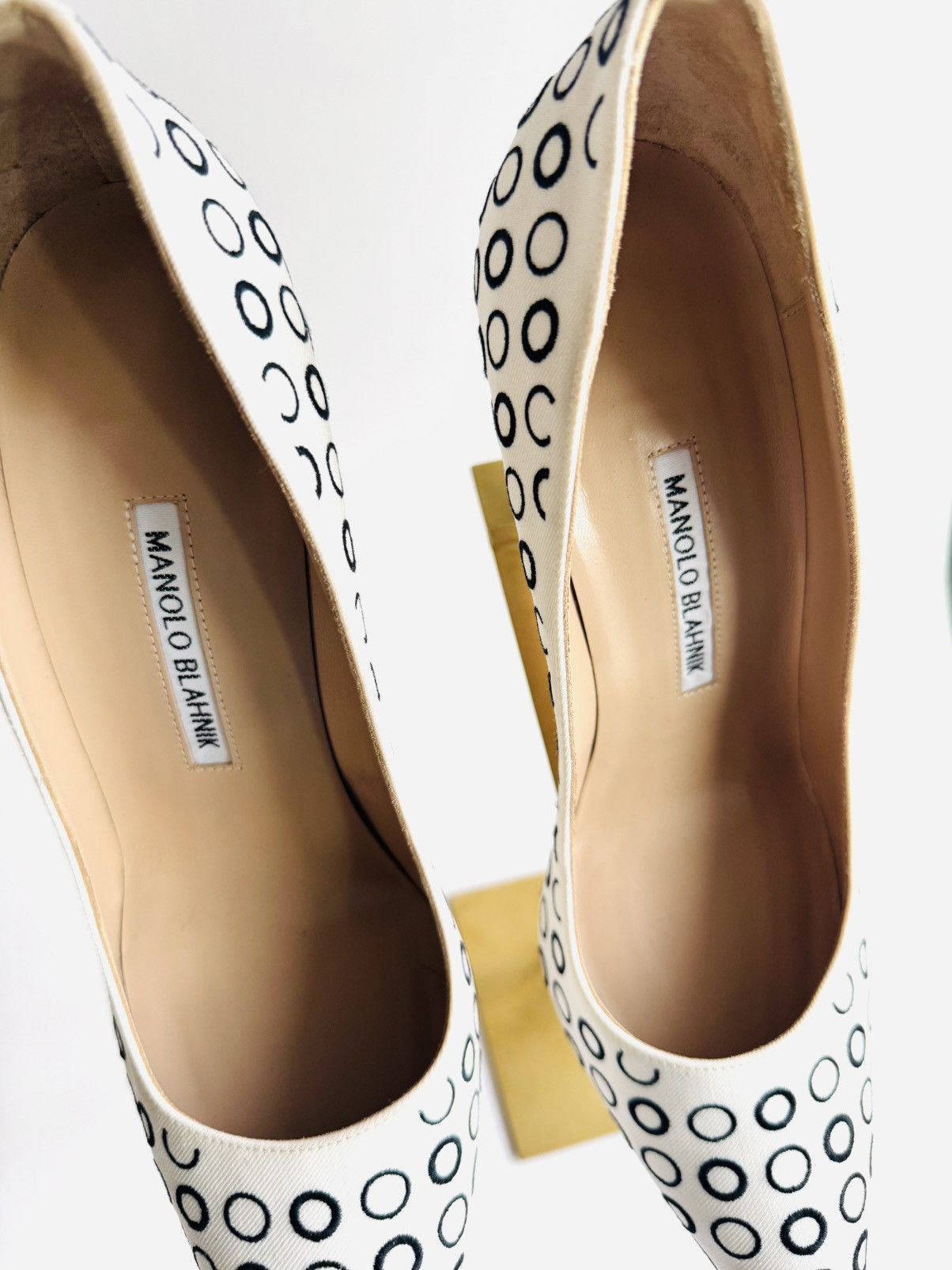 Manolo Blahnik Manolo Blahnik Bb pump embroidered black dots sz 40 Size US 10 / IT 40 - 10 Thumbnail