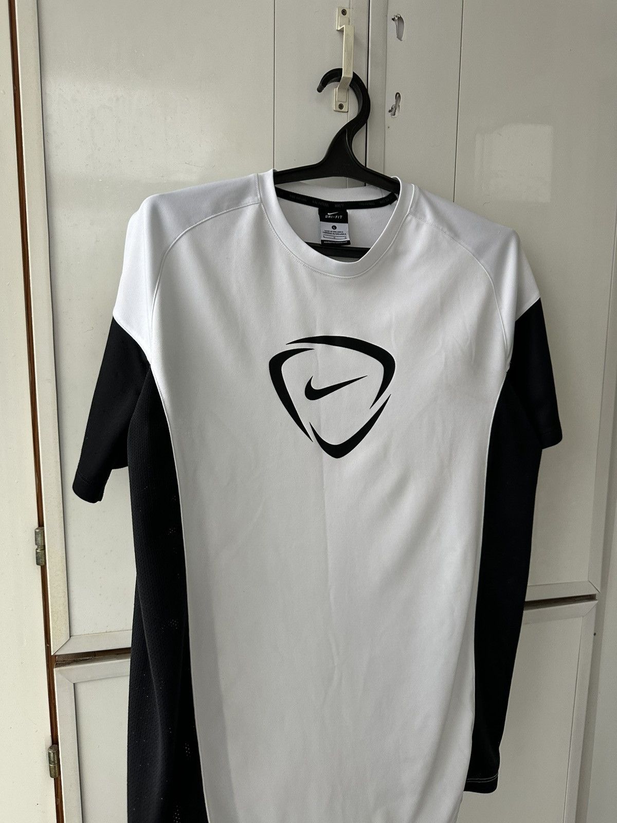 Nike Vintage Nike T-shirt Centre Logo Size US L / EU 52-54 / 3 - 11 Thumbnail
