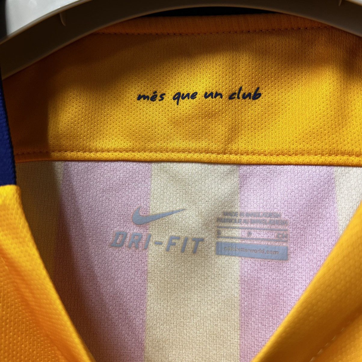 Nike Nike Barcelona FCB 2015/16 Away Football Soccer Shirt Jersey Size US S / EU 44-46 / 1 - 13 Thumbnail