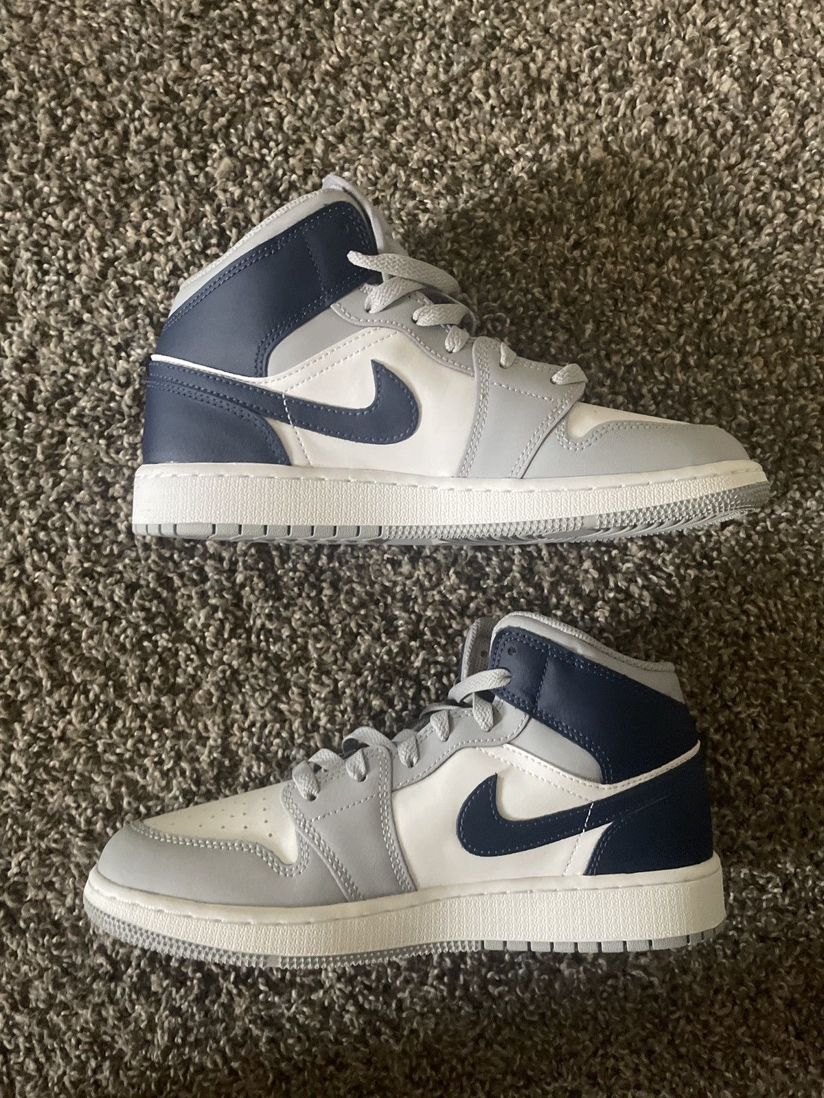 Jordan Brand Jordan 1 mid “Wolf Grey” Size US 6.5 / EU 39-40 - 2 Thumbnail