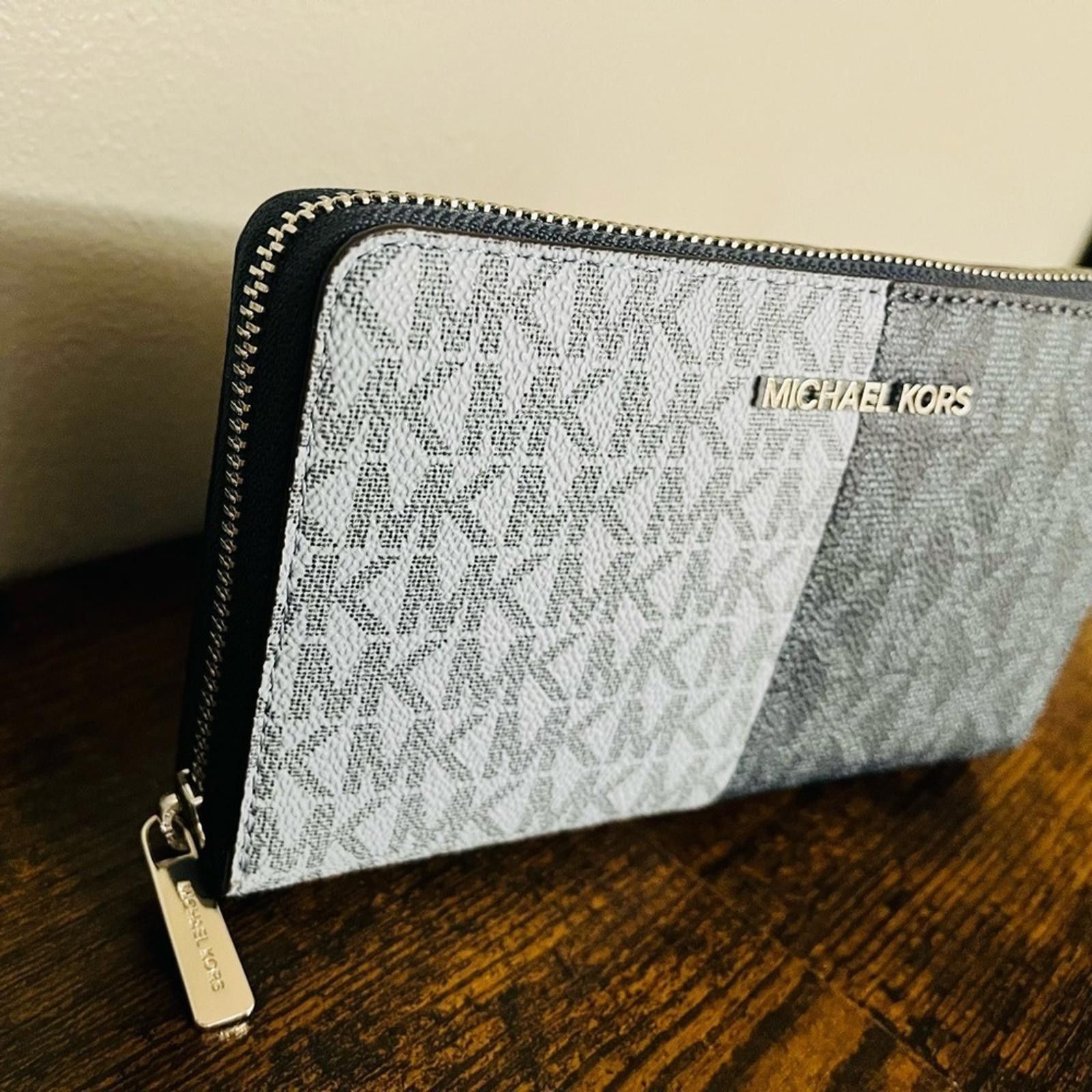 Michael Kors Michael Kors Zip Wallet - Stylish & Functional Size ONE SIZE - 3 Thumbnail