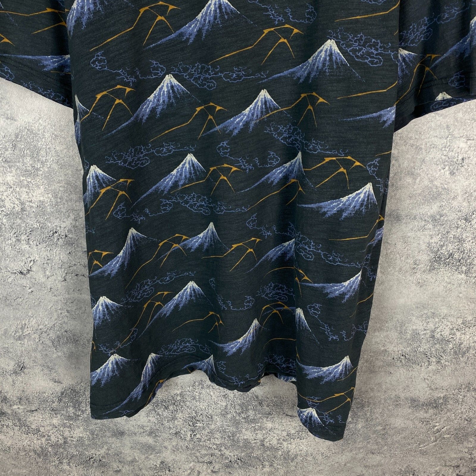 Uniqlo Uniqlo Hokusai Blue Tee Men's Size XL Blue Short Sleeve ` Size US XL / EU 56 / 4 - 3 Thumbnail