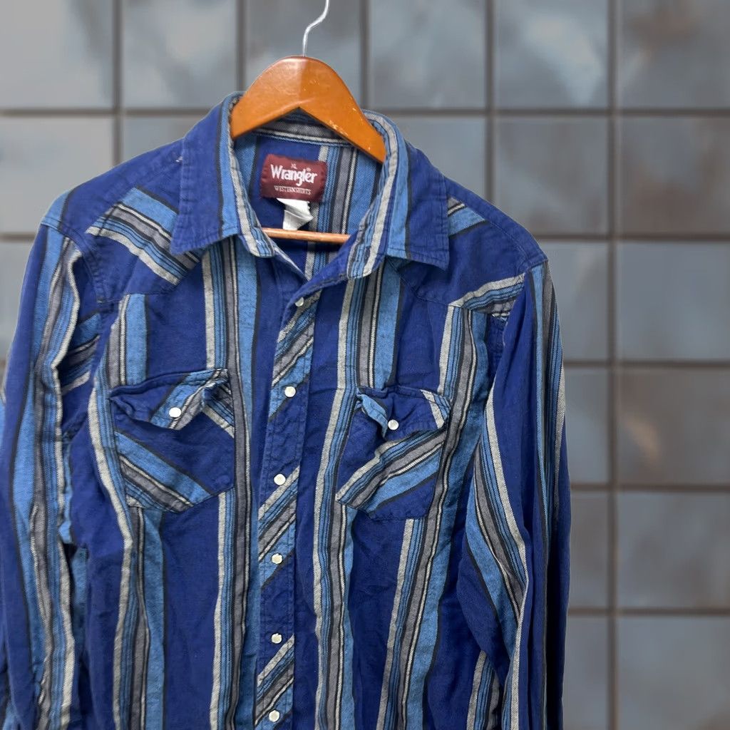 Wrangler VINTAGE Wrangler Pearl Snap Button-Up Shirt XL Blue Cotton Mens 90s Western USA Pockets Size US XL / EU 56 / 4 - 1 Thumbnail