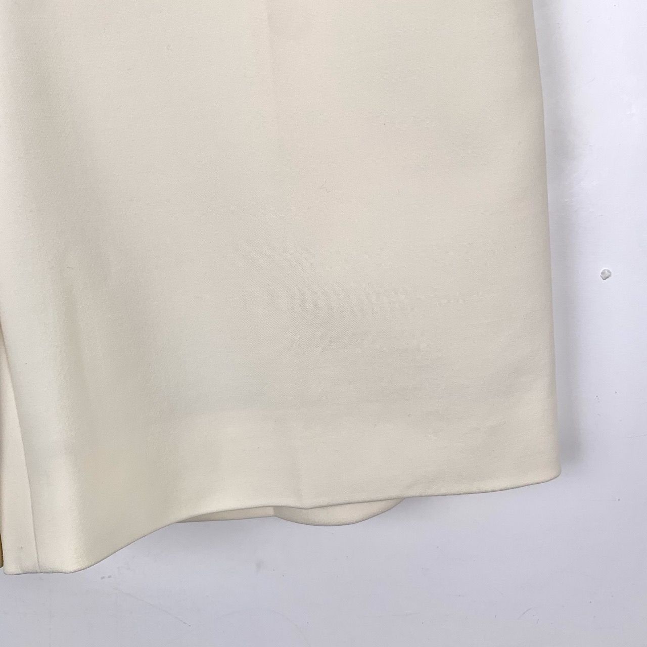 Max Mara Maxmara Beige Wool Shorts (Size 40) Size 40" / US 18 - 4 Thumbnail