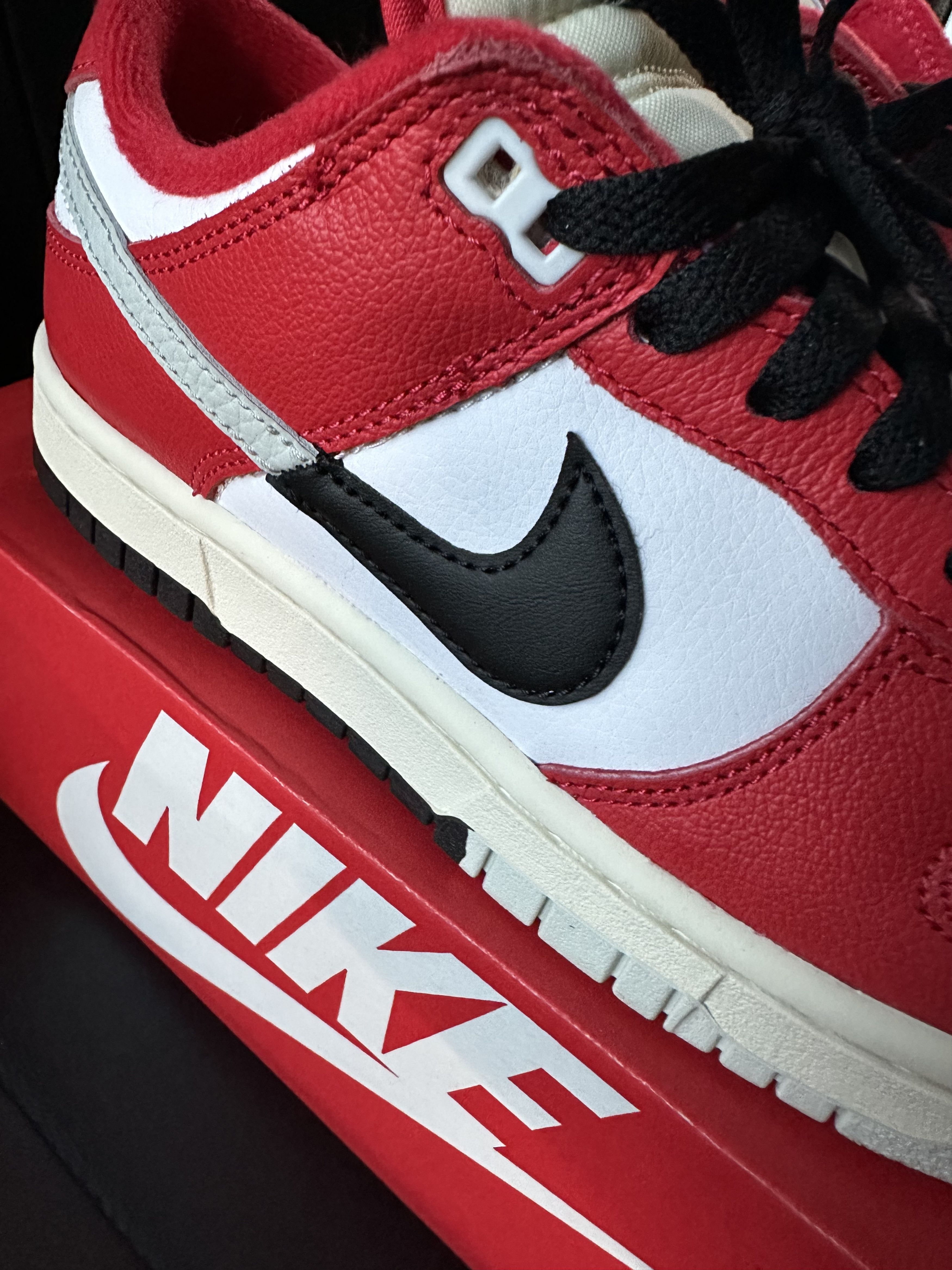 Jordan Brand × Nike PREOWNED NIKE DUNK LOW RETRO PRM "CHICAGO SPLIT" Size US 6 / EU 39 - 4 Thumbnail