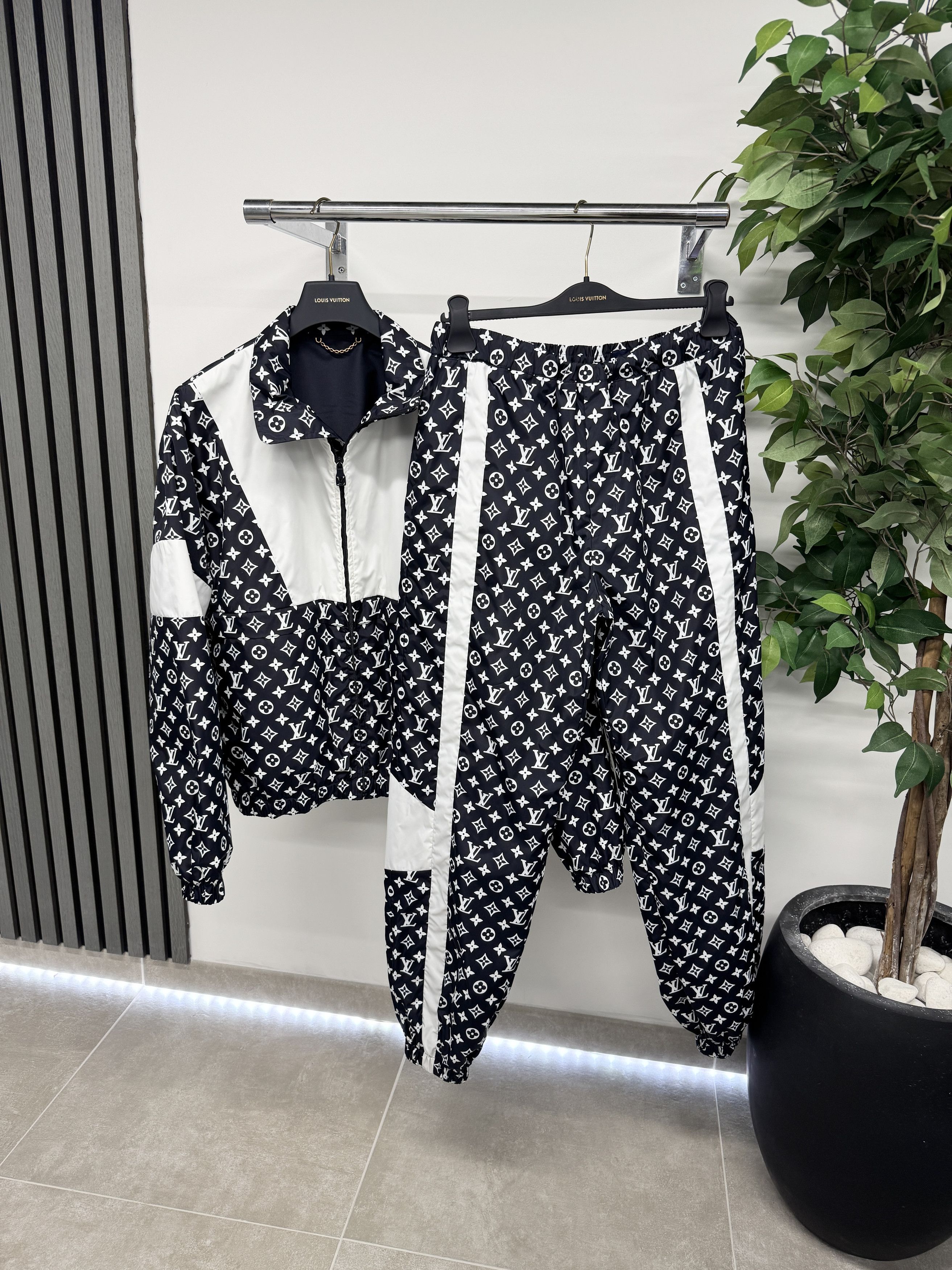 Louis Vuitton Louis Vuitton 1AFWQB Monogram Track Pants RRP £1720 Size US 30 / EU 46 - 3 Thumbnail