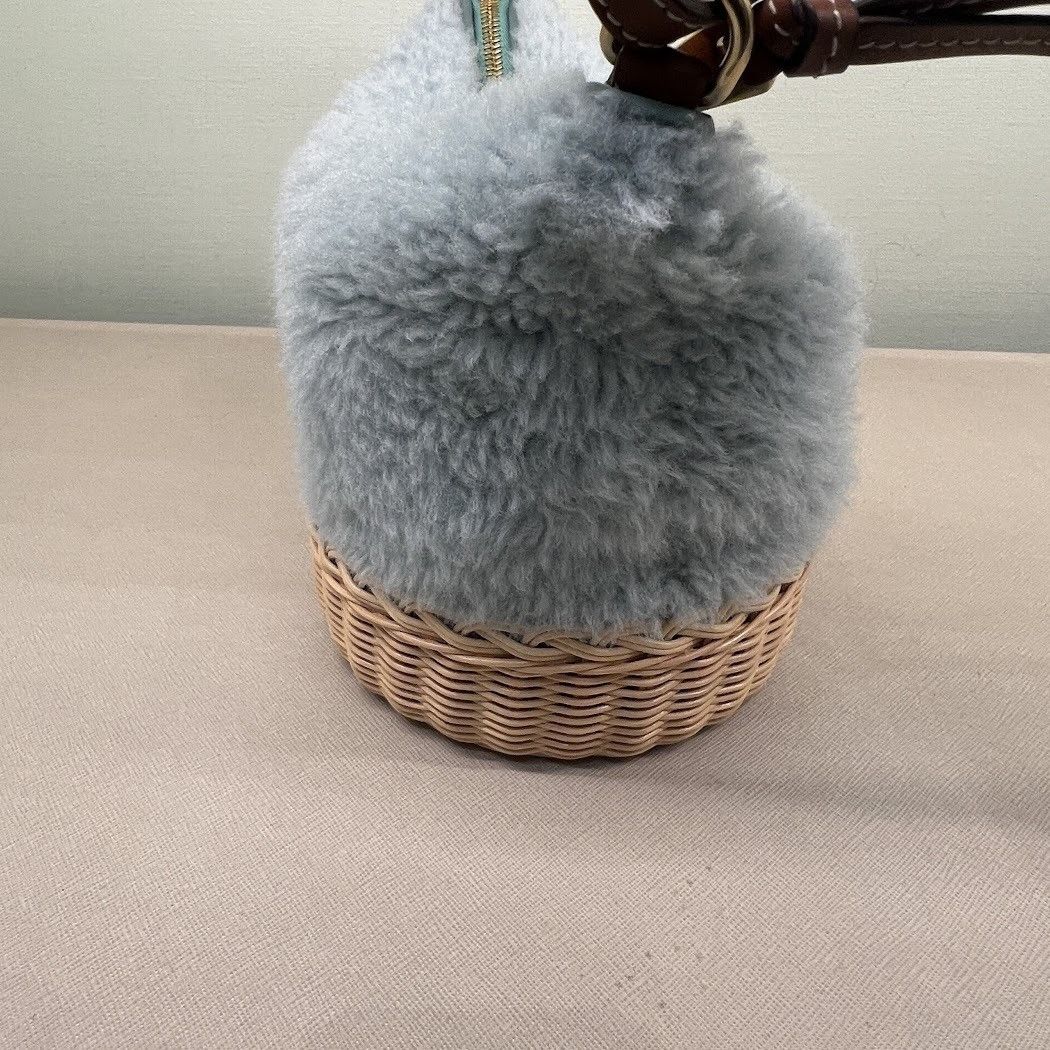 Miu Miu o1mt1gz0926 Size: OS / Shearling Wicker Basket Shoulder Bag Size ONE SIZE - 3 Thumbnail