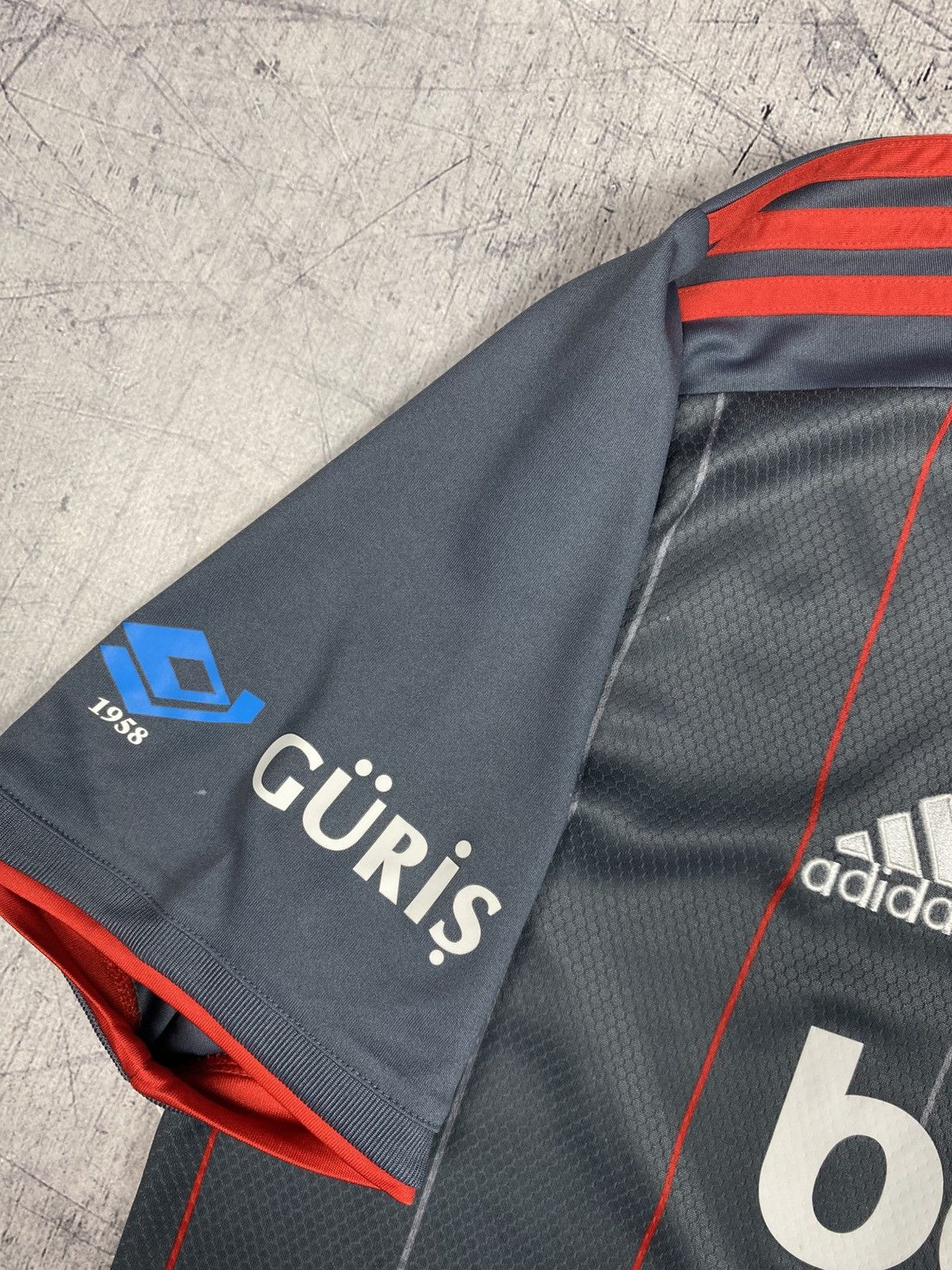 Adidas Adidas Beşiktaş 2021/22 Third Jersey #8 Güven Size US M / EU 48-50 / 2 - 8 Thumbnail