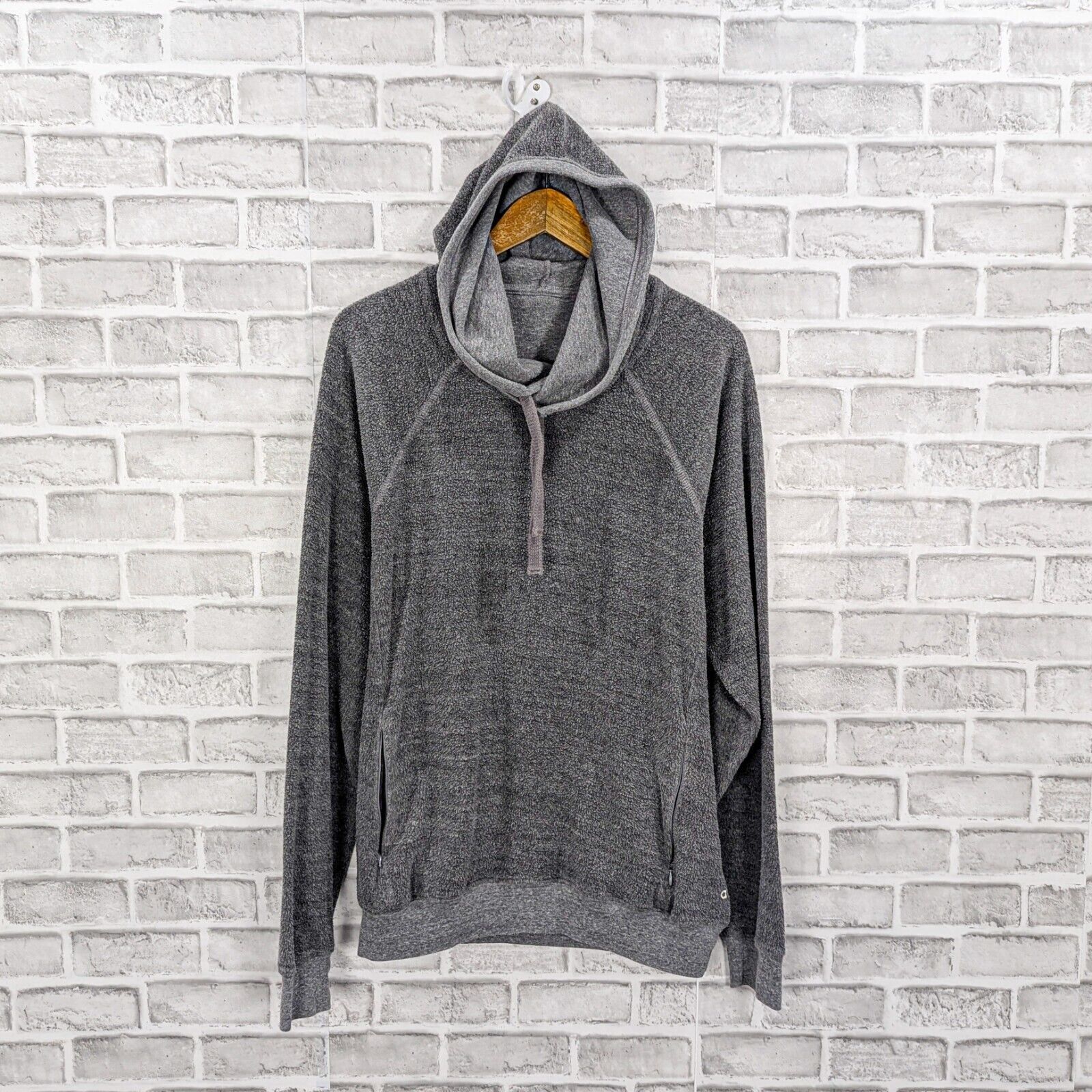 ALO Yoga Men's Fleece Triumph Hoodie Sweatshirt in Gray