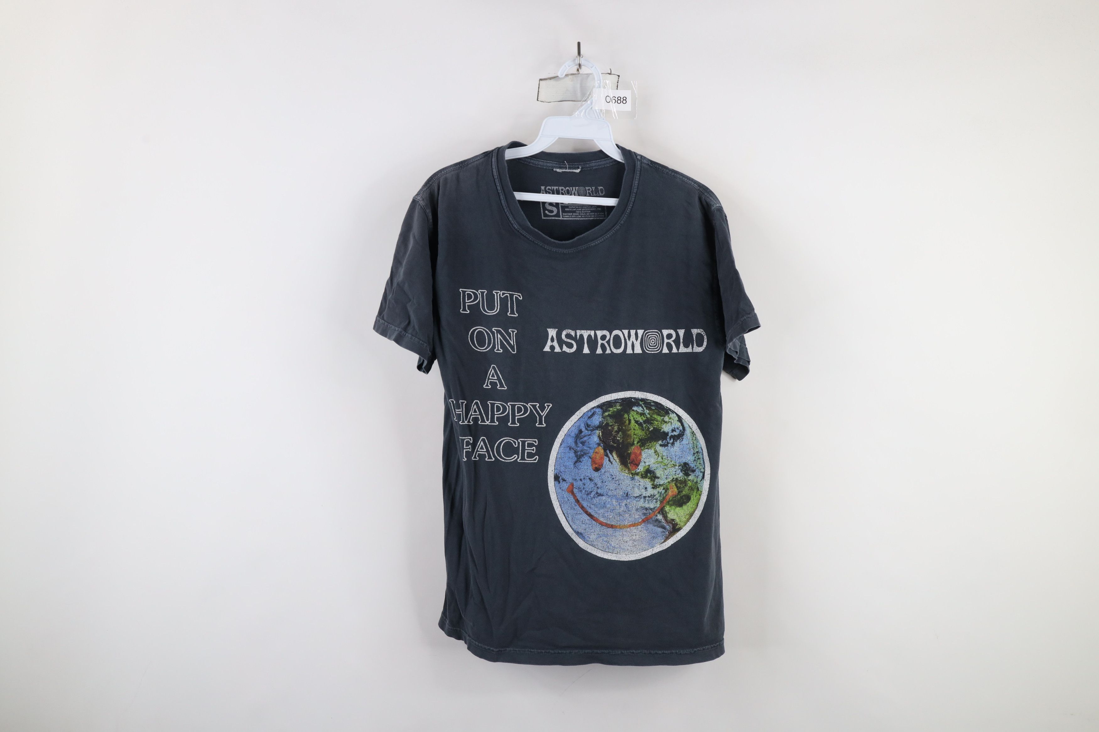 Vintage Astroworld Travis Scott Put On A Happy Face T-Shirt Gray Size US S / EU 44-46 / 1 - 1 Thumbnail