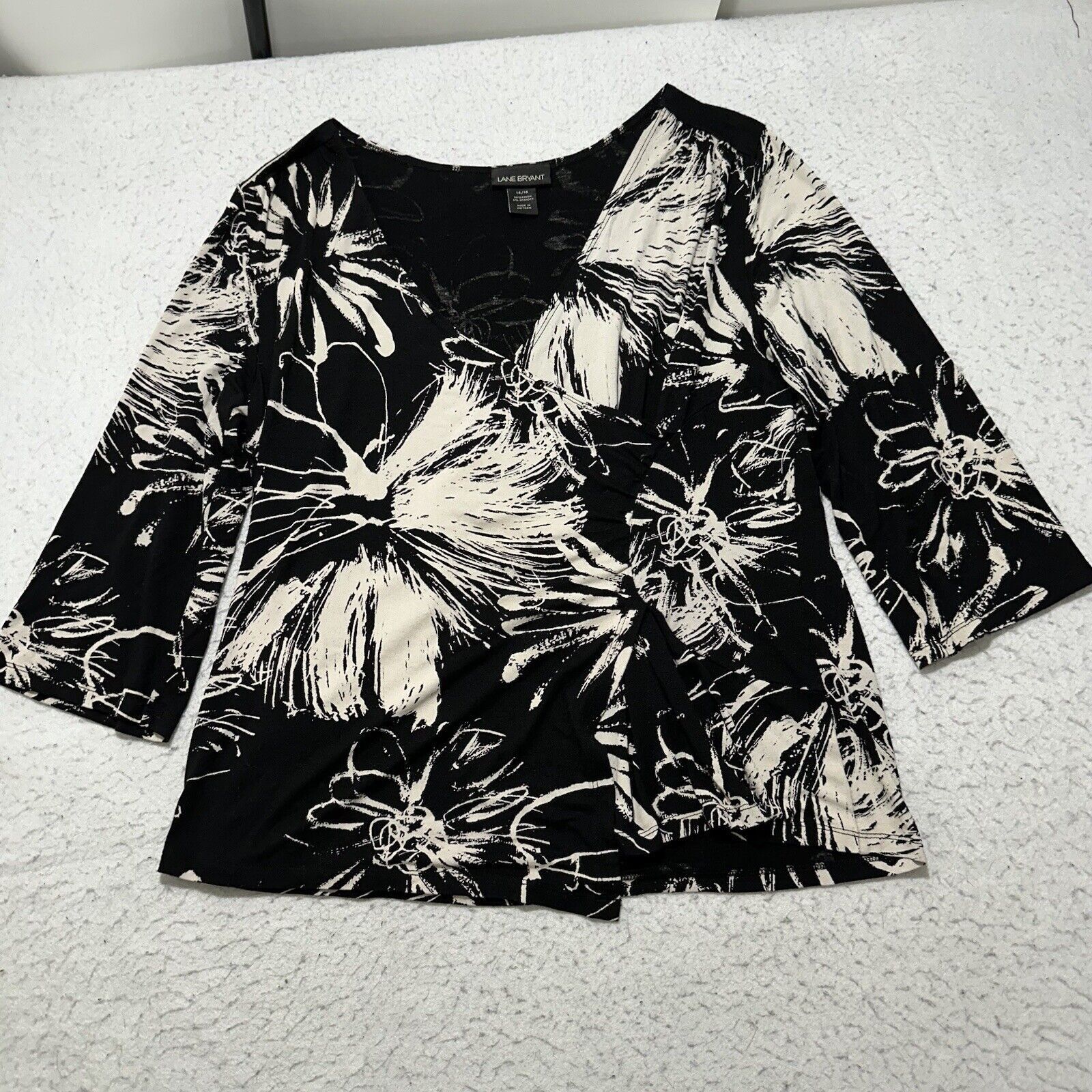 Other Lane Bryant 14/16 Black Ivory Floral Faux Wrap Blouse V-Neck Size XXL / US 16-18 / IT 52-54 - 1 Thumbnail