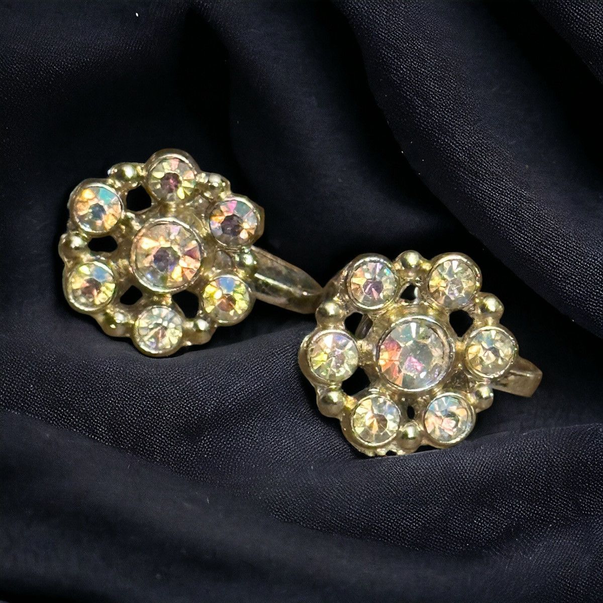Vintage Vintage Aurora Borealis flower screw back earrings Size ONE SIZE - 1 Thumbnail