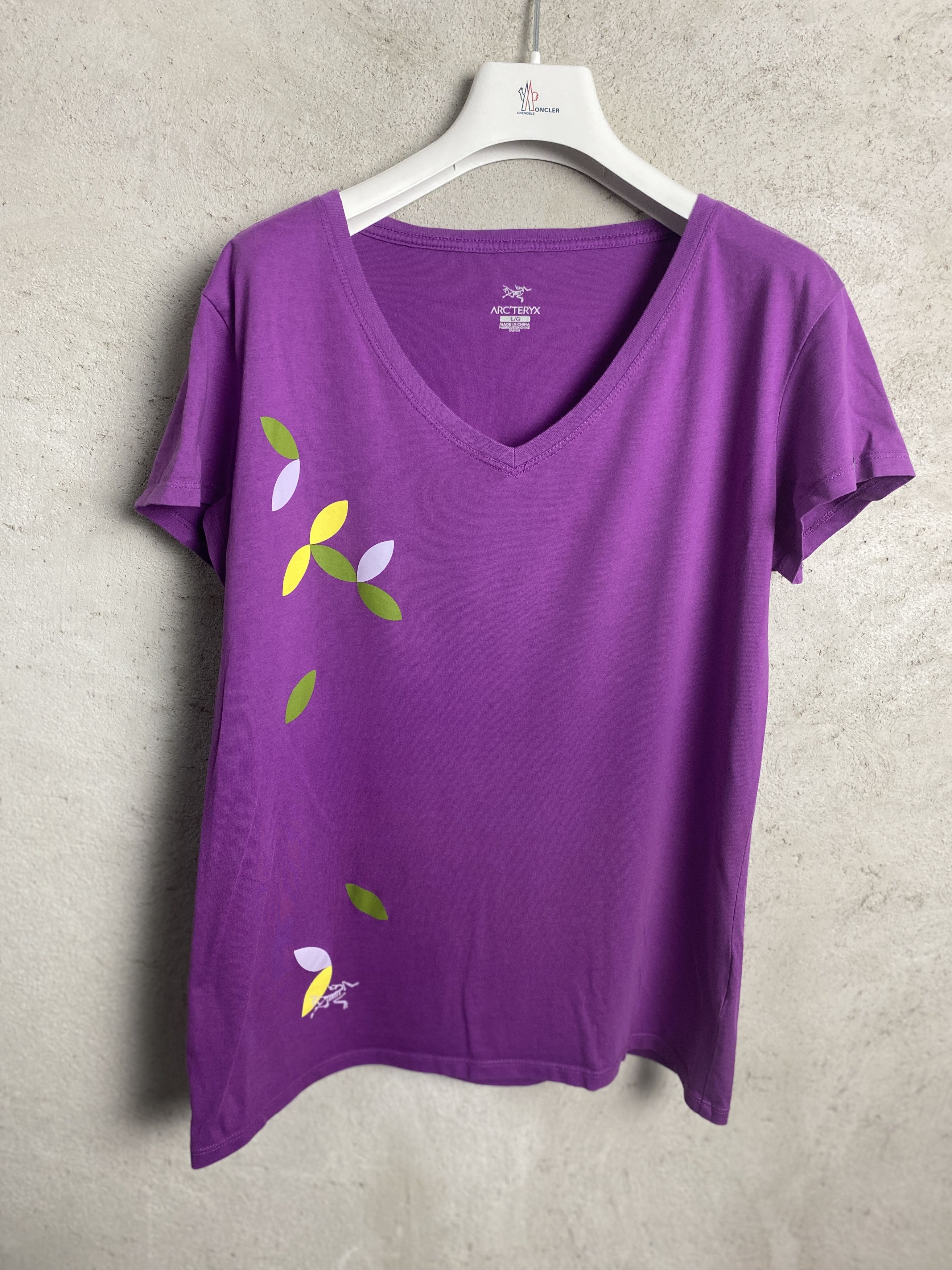 Arc'teryx Arc'teryx small logo v neck t-shirt tee outdoor casual Size L / US 10 / IT 46 - 1 Thumbnail