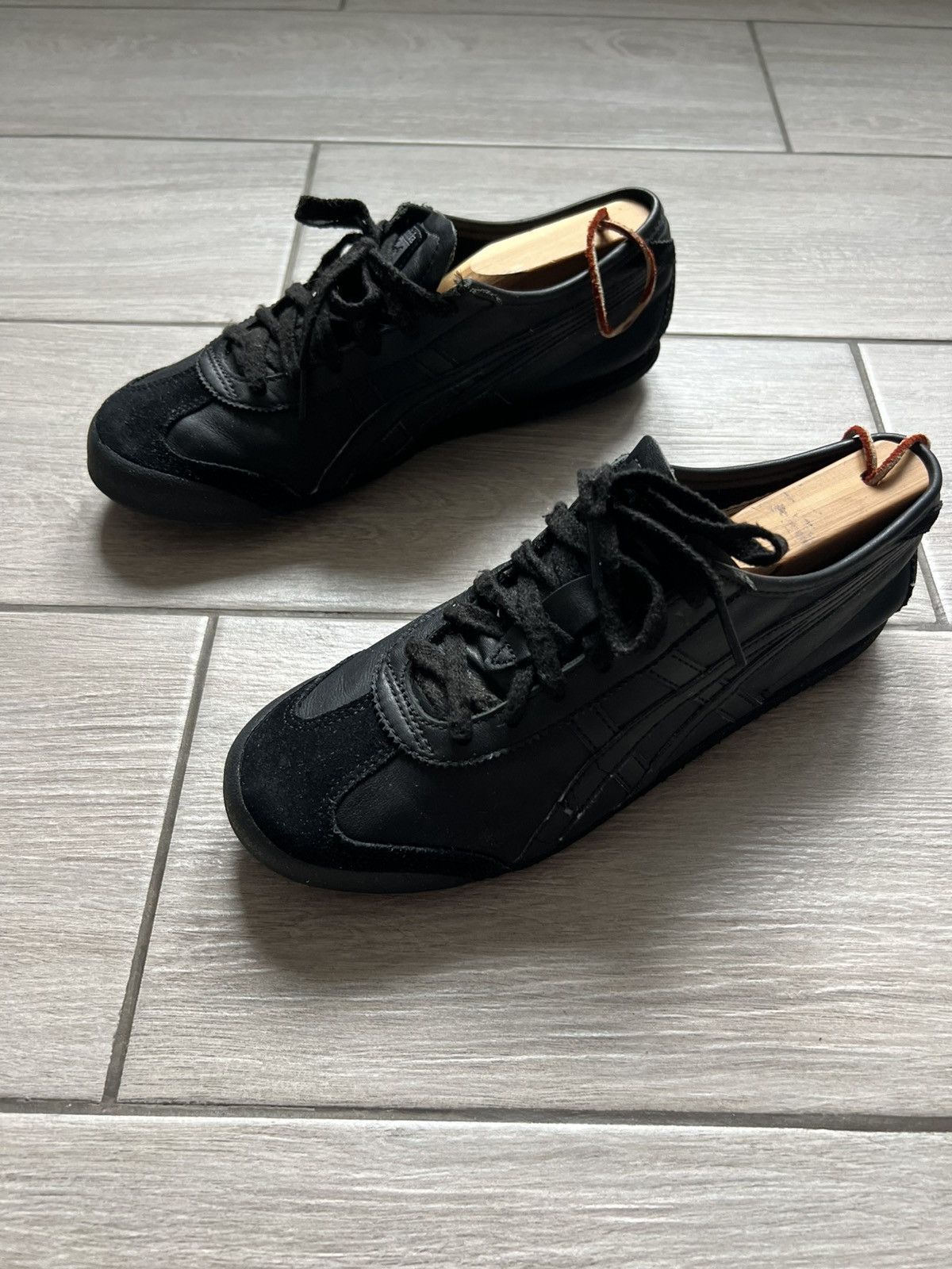 Asics Vintage Asics Onitsuka Tiger Leather Classic Black Sneakers Size US 7 / EU 40 - 3 Thumbnail