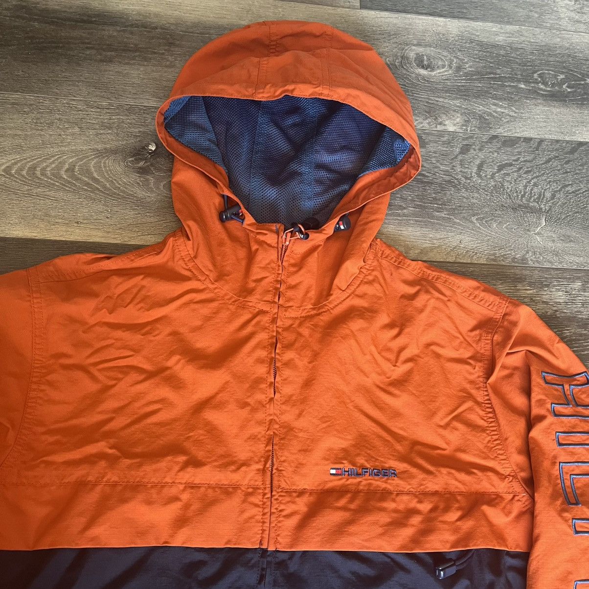 Tommy Hilfiger Vintage Tommy Hilfiger Nylon Ski Windbreaker Hooded Jacket Size US S / EU 44-46 / 1 - 5 Thumbnail