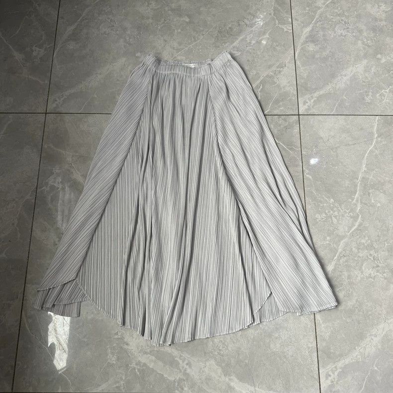 Issey Miyake size:3 Grey pleated skirt