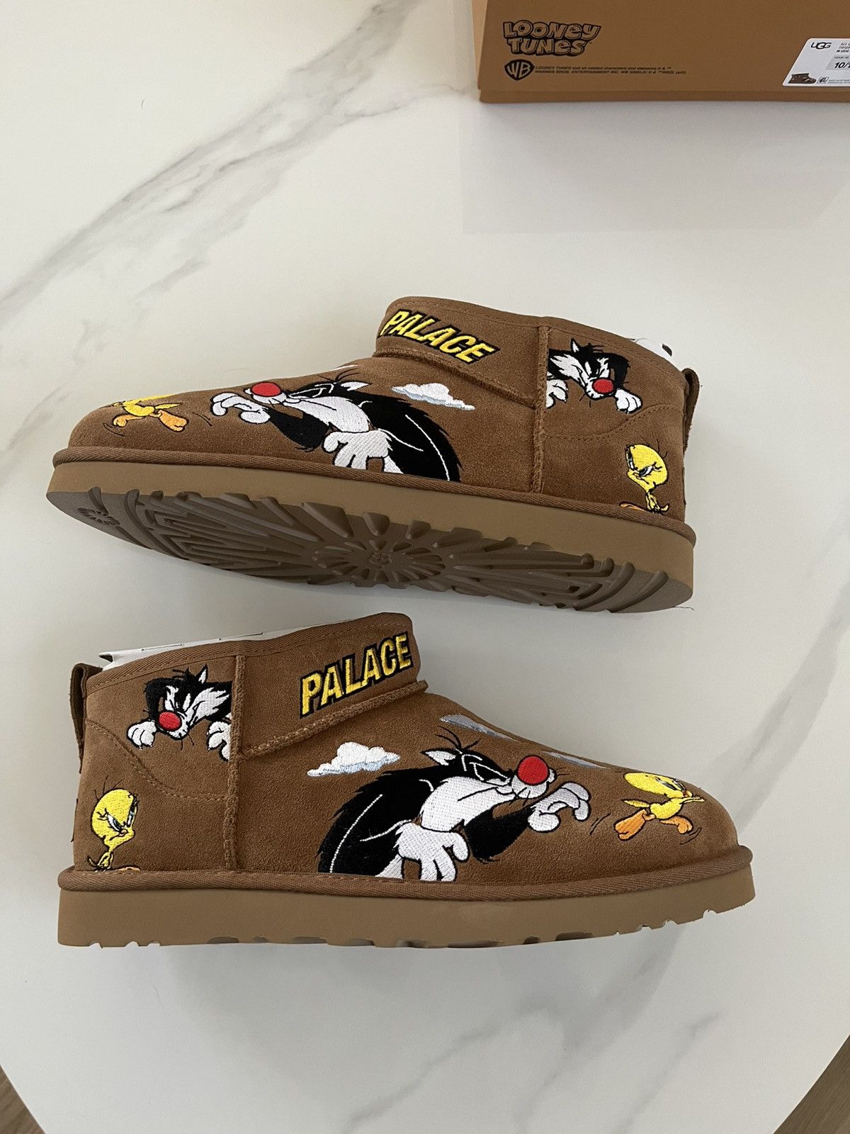 Palace × Ugg Palace x Ugg’s x Looney Tunes Size US 10 / EU 43 - 2 Thumbnail