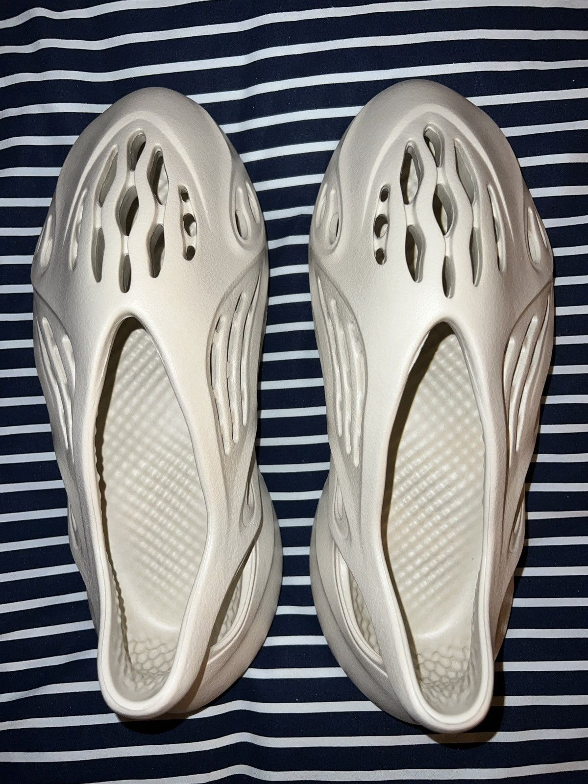 Adidas × Yeezy Yeezy Foam Runners Size US 10 / EU 43 - 2 Thumbnail
