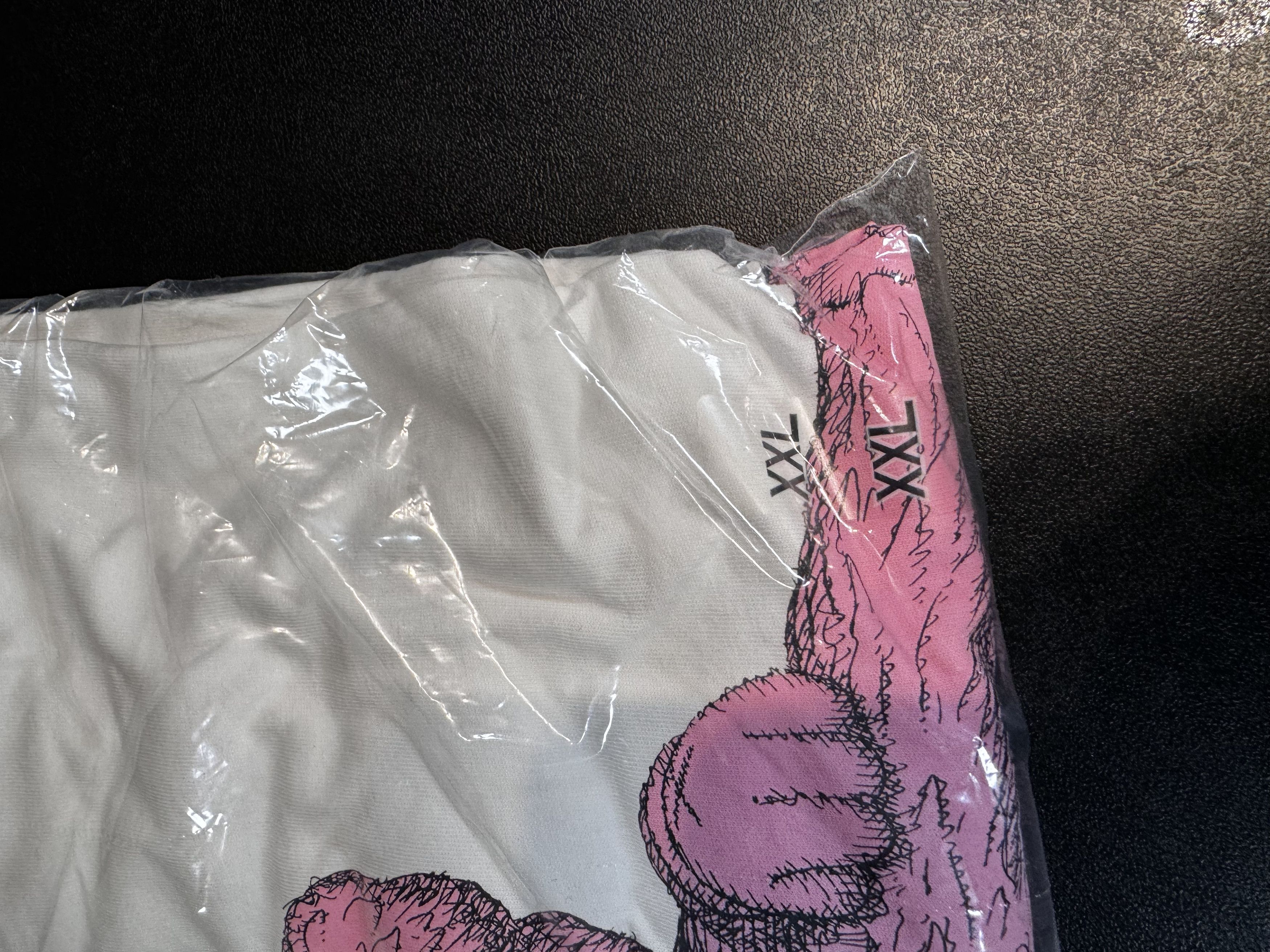 Kaws × Uniqlo KAWS x Uniqlo UT Short Sleeve Graphic T-shirt Size US XL / EU 56 / 4 - 2 Thumbnail